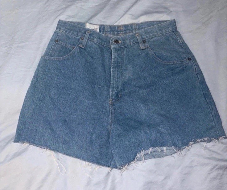 Vintage Denim Republic High Waisted Jean Shorts- Light Wash- Measures 30″ Waist