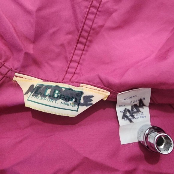 Pink rain jacket with hood and zipper pockets Vintage made in USA 90’s/Y2K