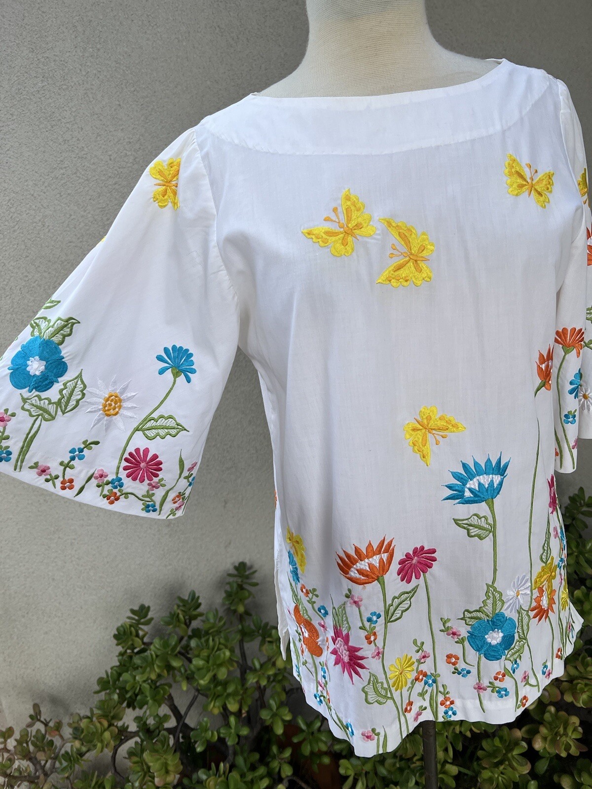 Vtg Boho Top Chuchi embroidered Colorful floral white Size Small