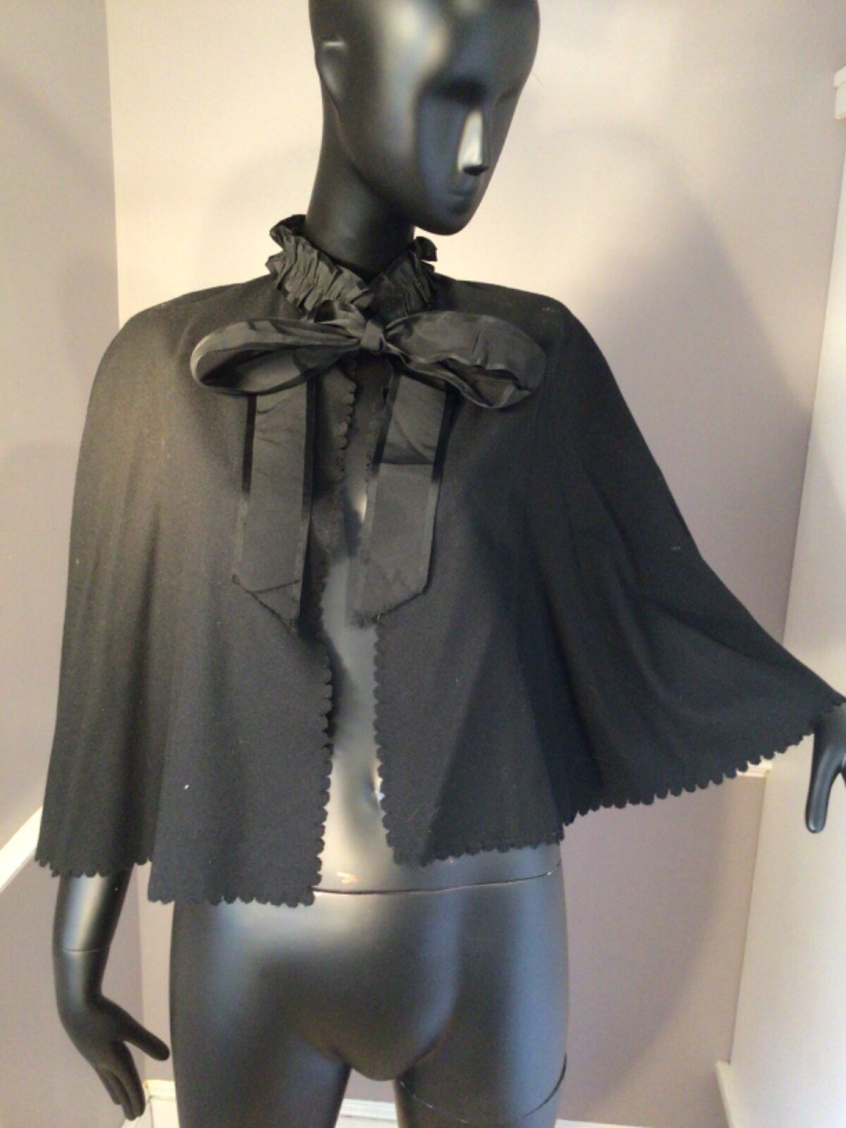 Authentic Vintage Victorian Black Wool Caplet Ruffled Collar & Ribbon Tie (E-32)