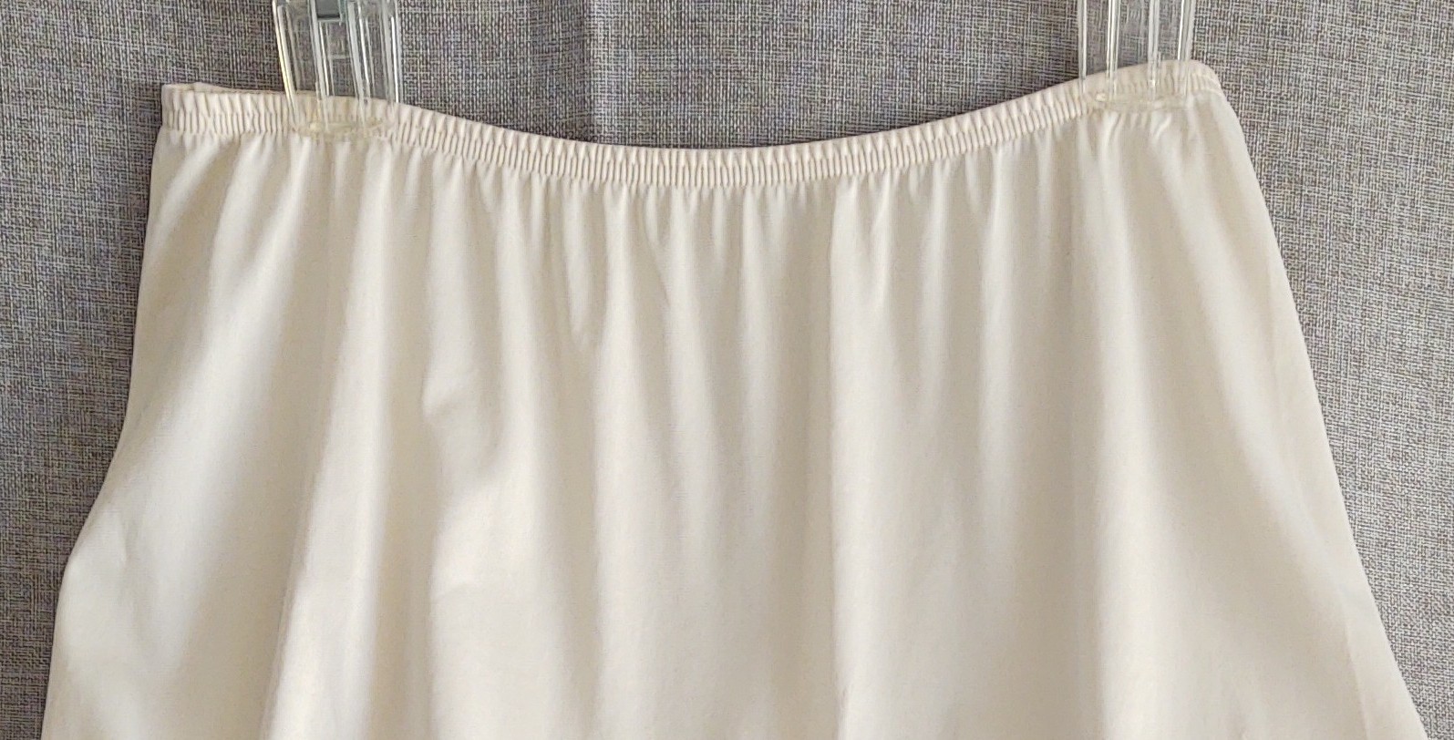 Vintage Silky Soft Nylon & Lace CREAM Half Slip VANITY FAIR Slit Large SS WOW!