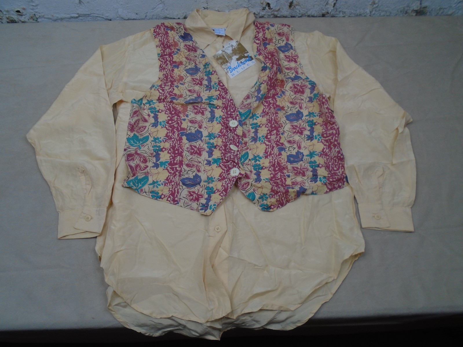 VINTAGE BACKROAD BLUES Womens Blouse Shirt Top Vest Silk Yellow Floral M NWT!
