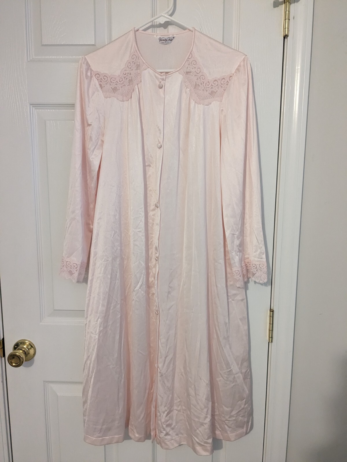 Vintage Vanity Fair Medium Pale Pink Housecoat W/Lace Pockets Covered Buttons