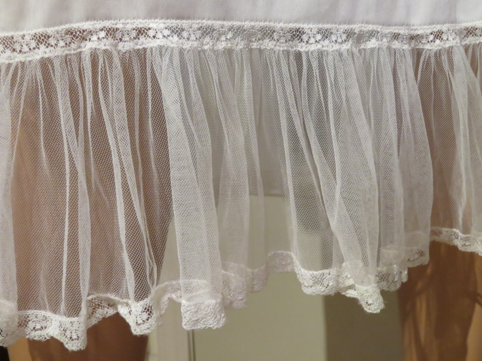 Full-Slip Luxite 39″ Long Nylon Size 34 EUC Tulle Ruffled Hem