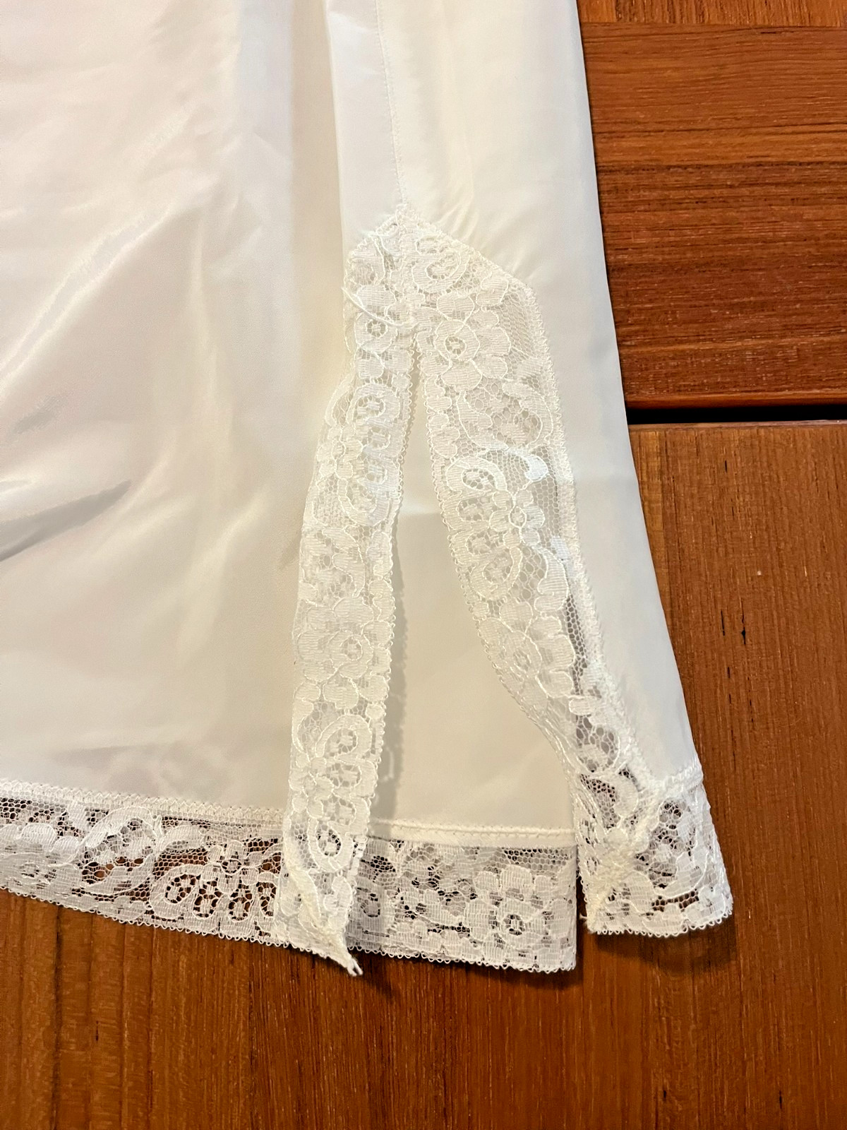 Vintage 1960s Barbizon White Tafredda Full Slip, Size 40 w/10″ Side Zipper!