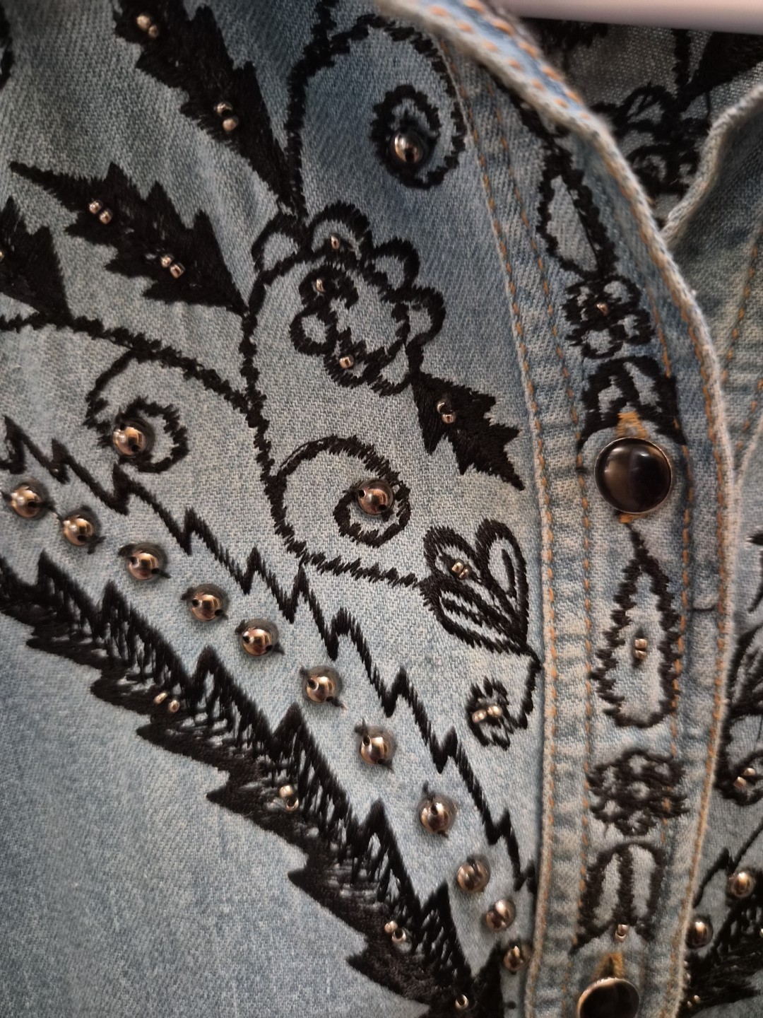 Vintage Collection Western Shirt, Embroidered and Beaded. Size SMALL. No Flaws.