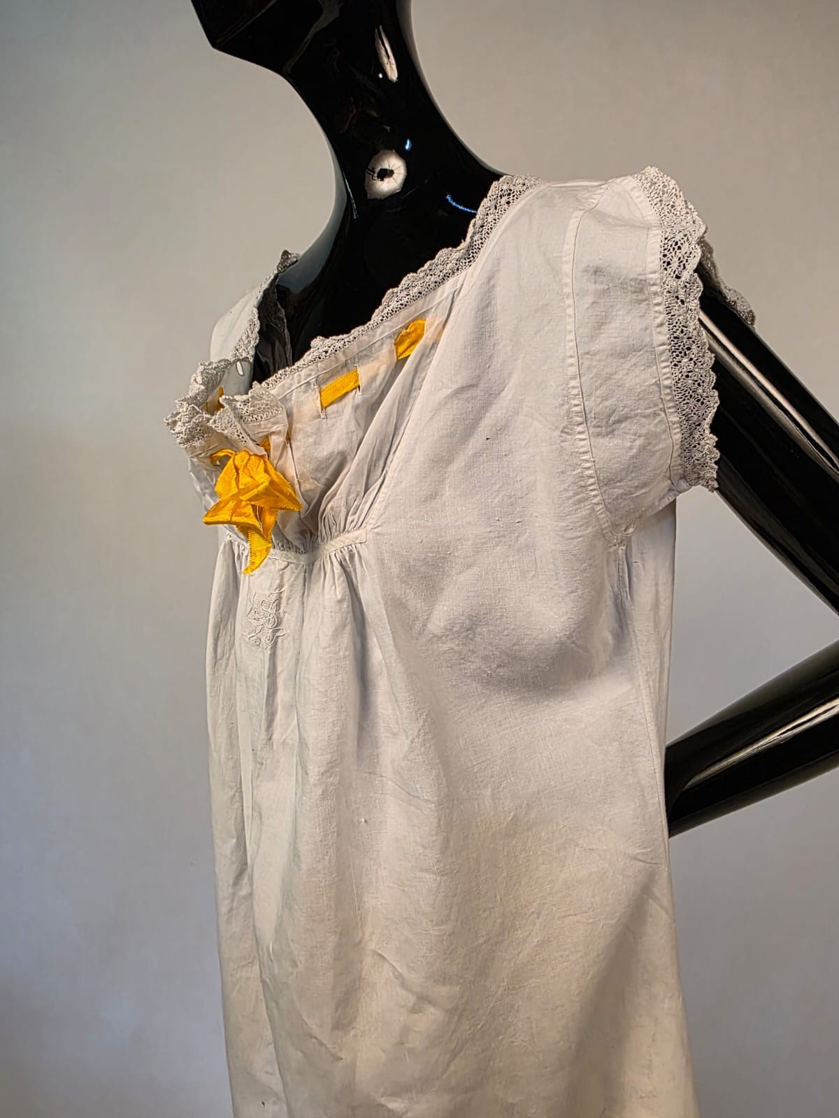 VICTORIAN 19TH C WHITE LINEN NIGHT DRESS W RUCHED COTTON BUST W RIBBON TRIM