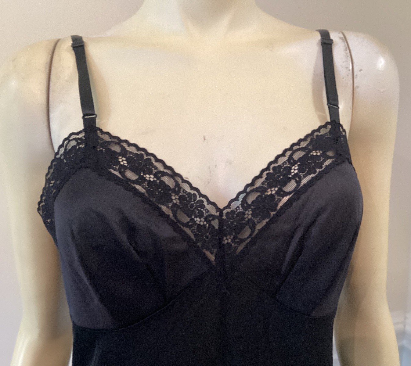 Vanity Fair WN SZ 34 22”/40 Black Vintage Nylon Full Slip Style 10-103 Lace Trim