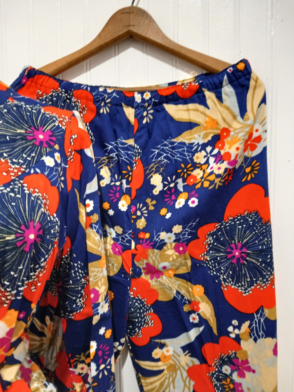 True Vintage 1970’s Ladies 2pc Matching Top Pants Retro Mod Hippie Bright