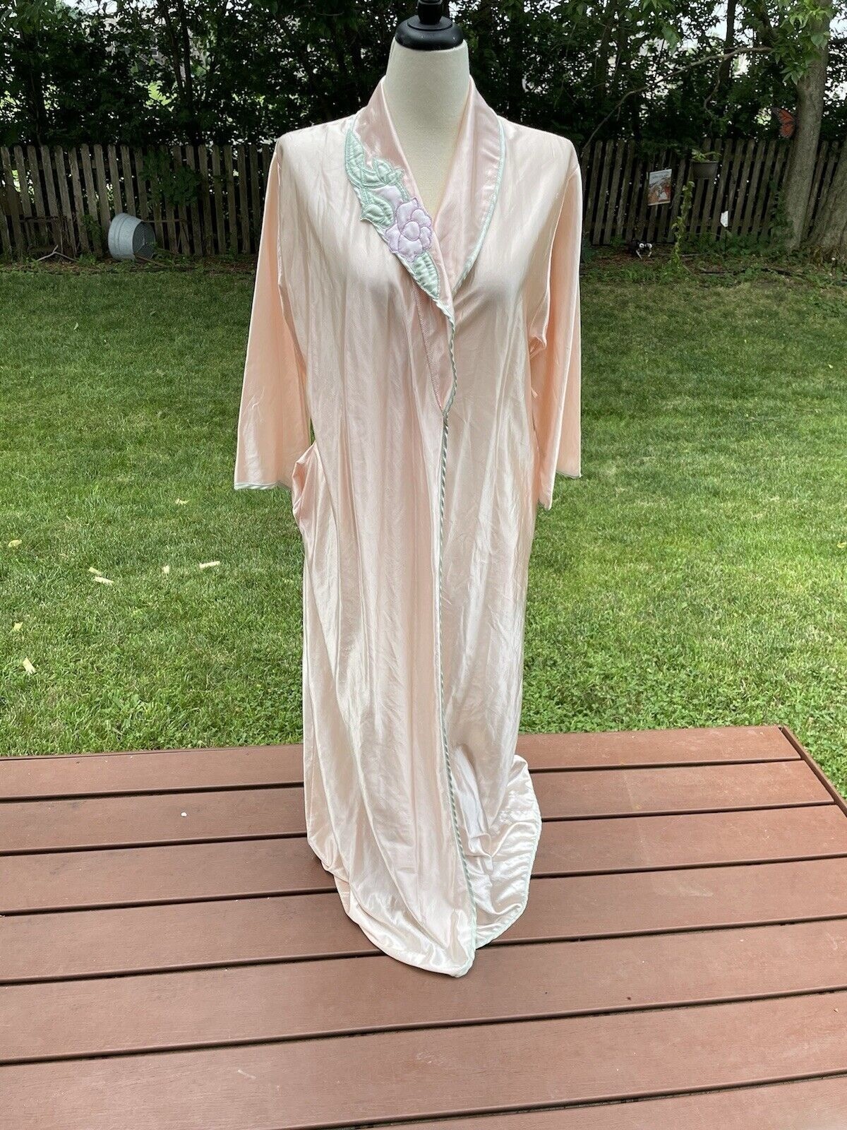 Embroidered Pale Pink Long Robe With Floral Collar & Tie Closure Vintage Small