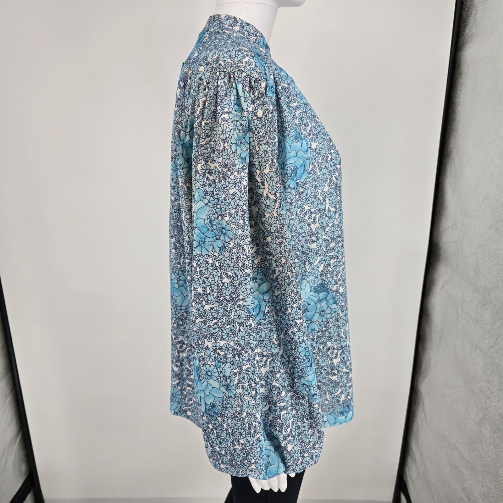 Vintage 1970s Lucky Tops Blue Floral Print Band Collar Peasant Blouse (XL)