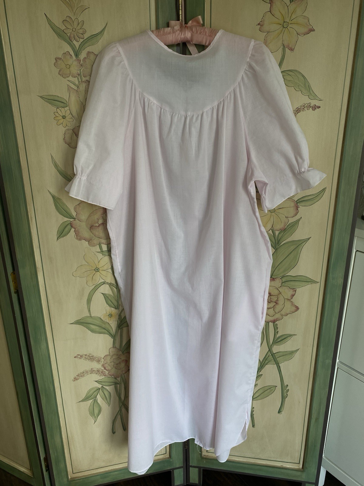 GORGEOUS VTG Pink Cotton Scalloped Embroidered Collar Nightgown Ruffled Sleeves