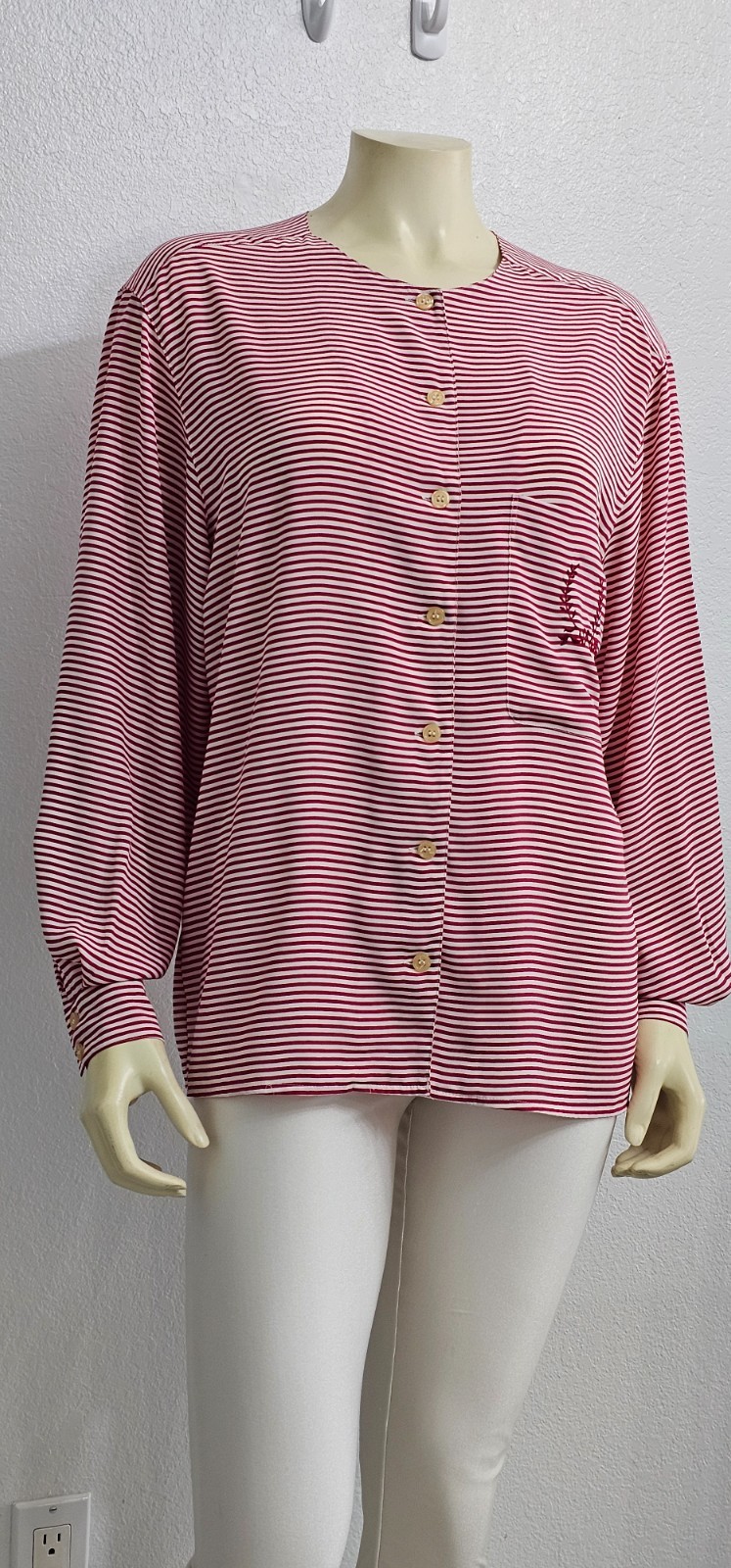 Rare Vintage 80’s and 90′ Jones New York blouse 100% polyester great condition.