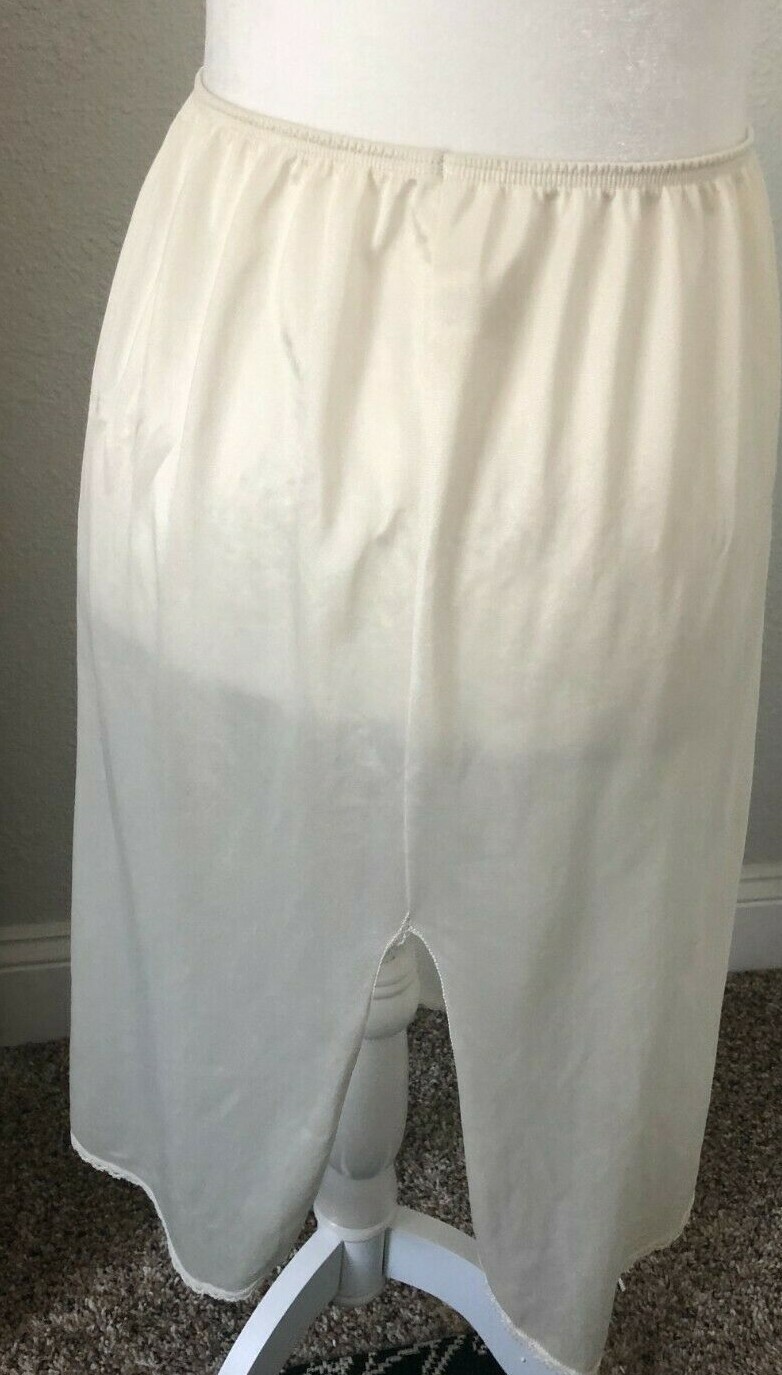 VTG DEENA USA M Ecru Ivory Nylon Lace Slit 26″ HALF SLIP Retro SILKY Back Slit