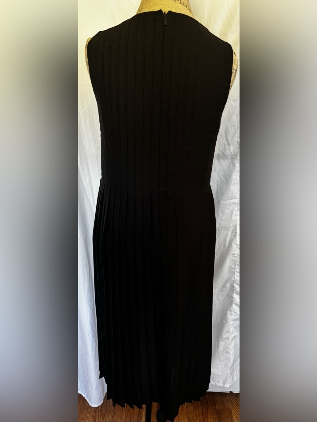 Vintage Women’s Pleated Sleeveless Midi Dress in Black Sz S