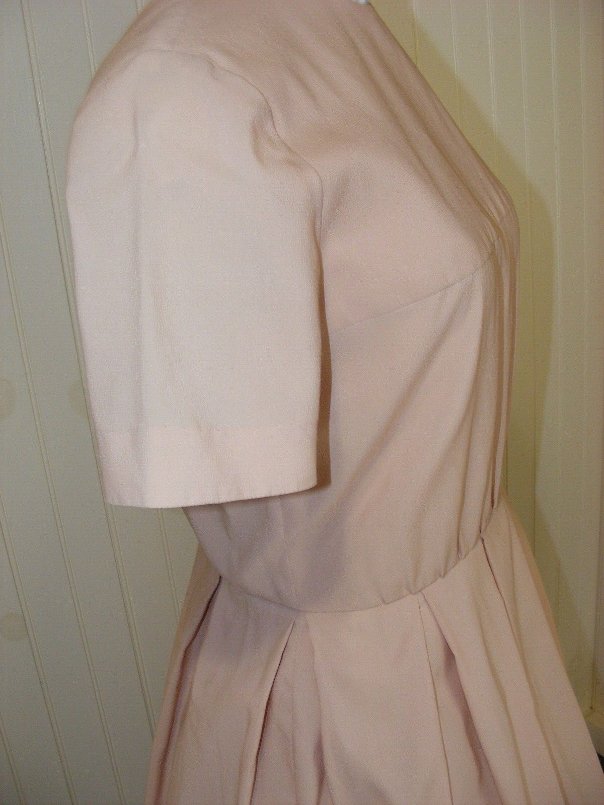 60S DRESS BEIGE NYON CREPE PLEATED SKIRT SHORT SLEEVE VINTAGE CLOTHING 38/30/46″