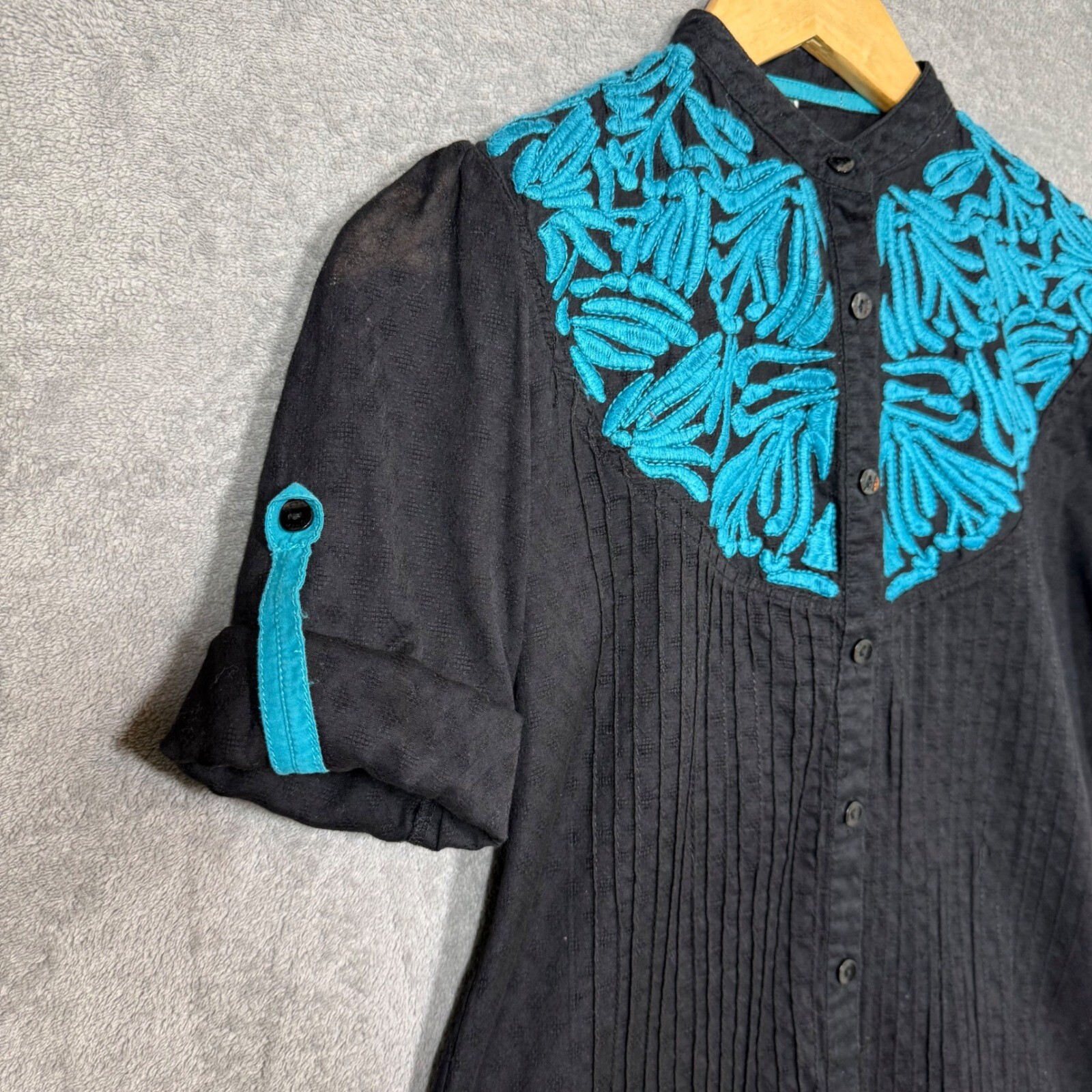 Vintage Casual Outfitters Southwestern Button Down Shirt XS Embroidered Pleated