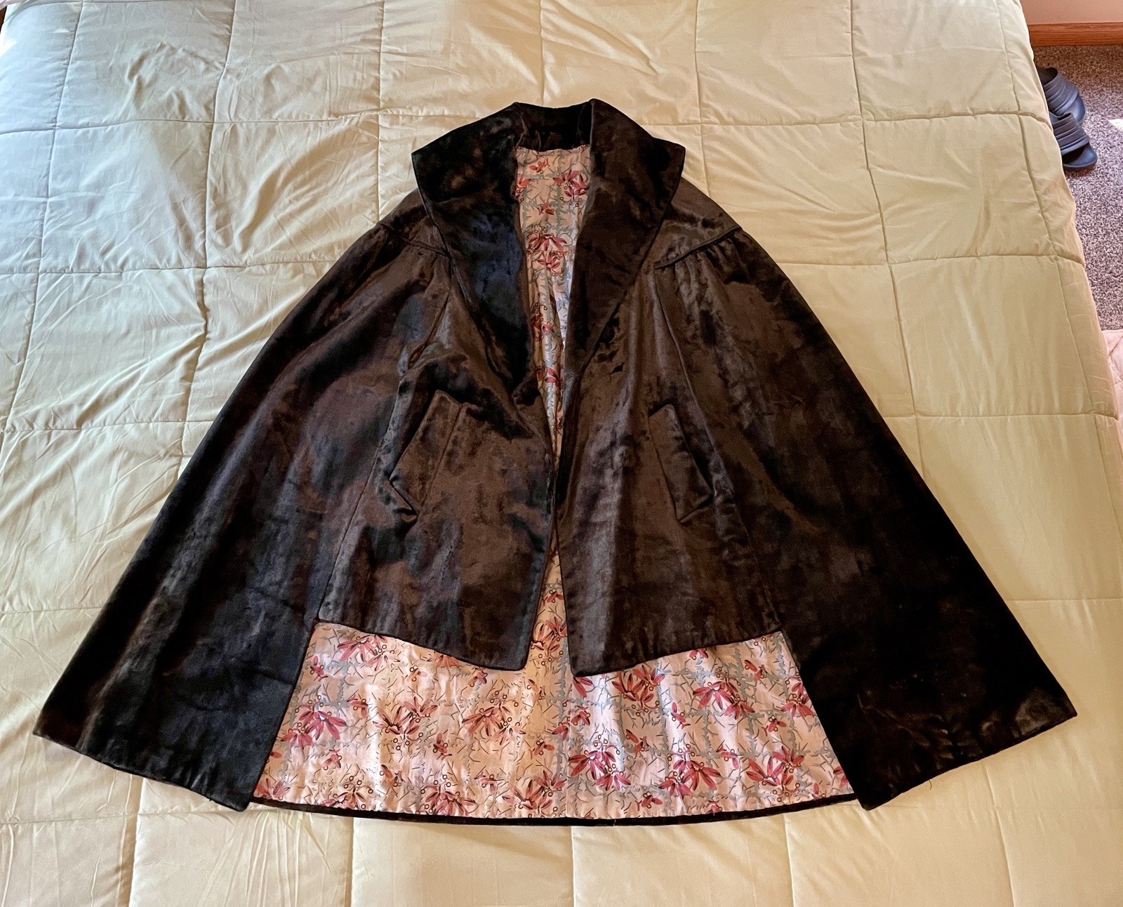 VTG 1930s Velvet Opera Cape Cloak Art Deco Floral Rayon Satin Lining &Belt Black