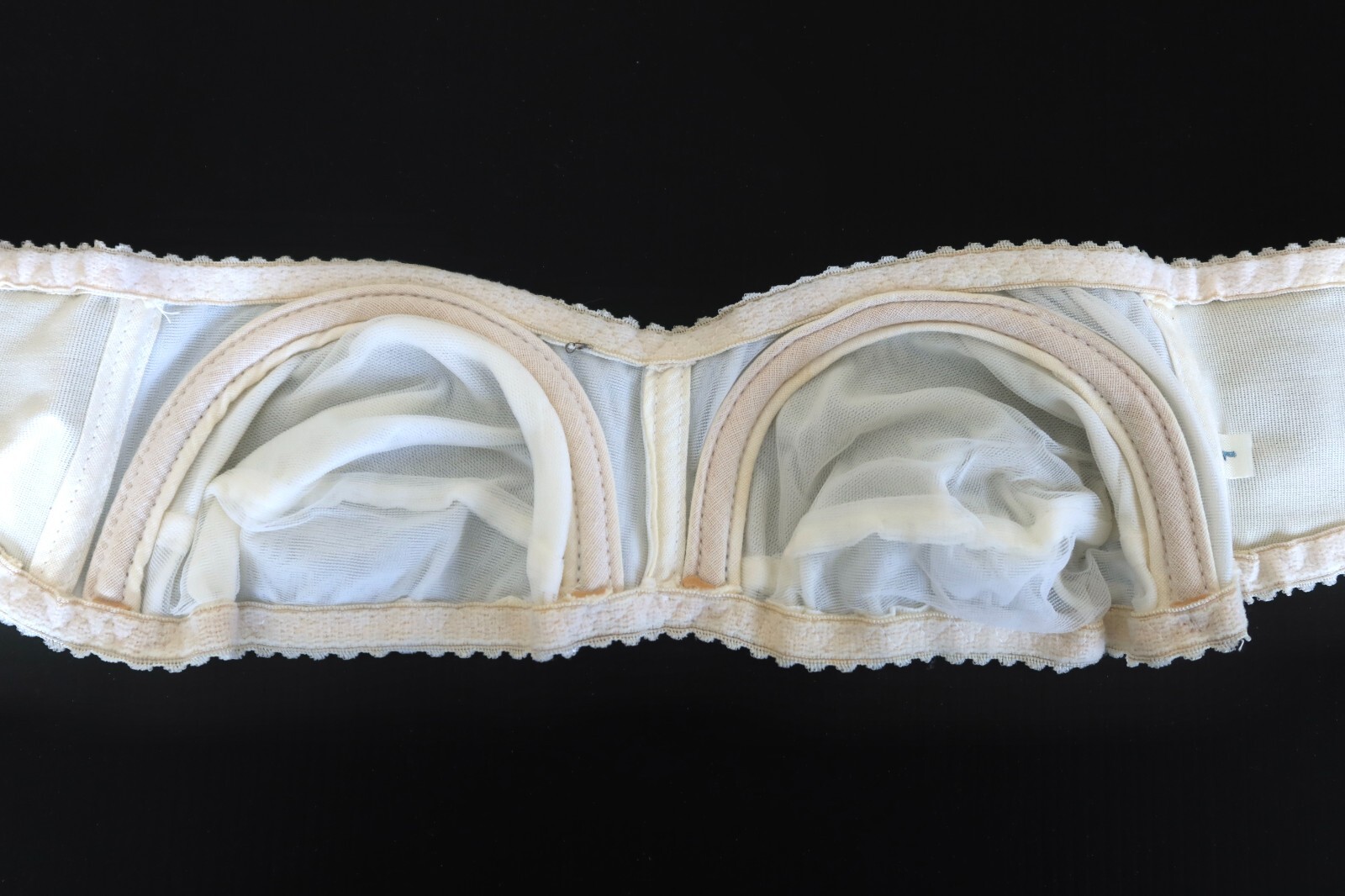 Vintage 1990s Strapless Underwire Bra – Beige, Fruit Accent in Middle, Size 1