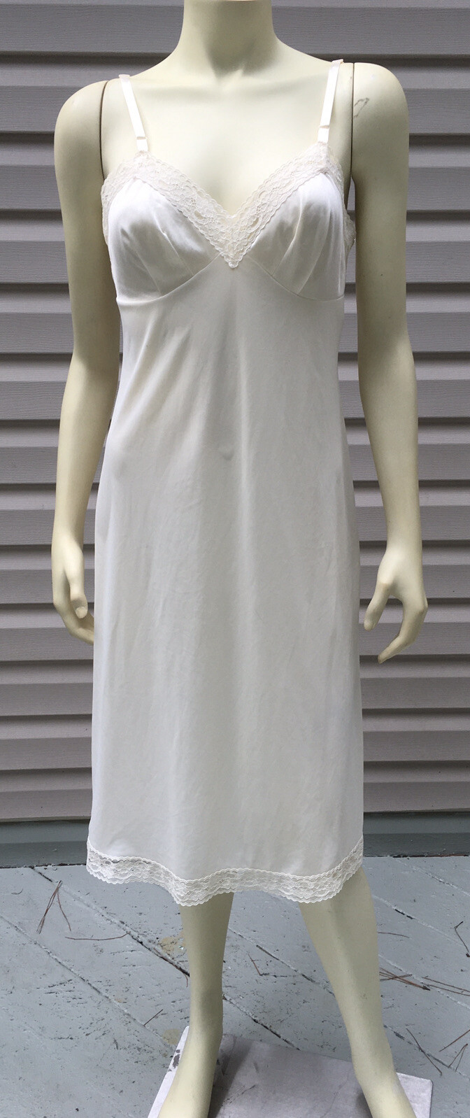 Vanity Fair WN SZ 34 WHITE FULL SLIP 26”/40 Style 10-103 Nylon Body W/ Lace Trim