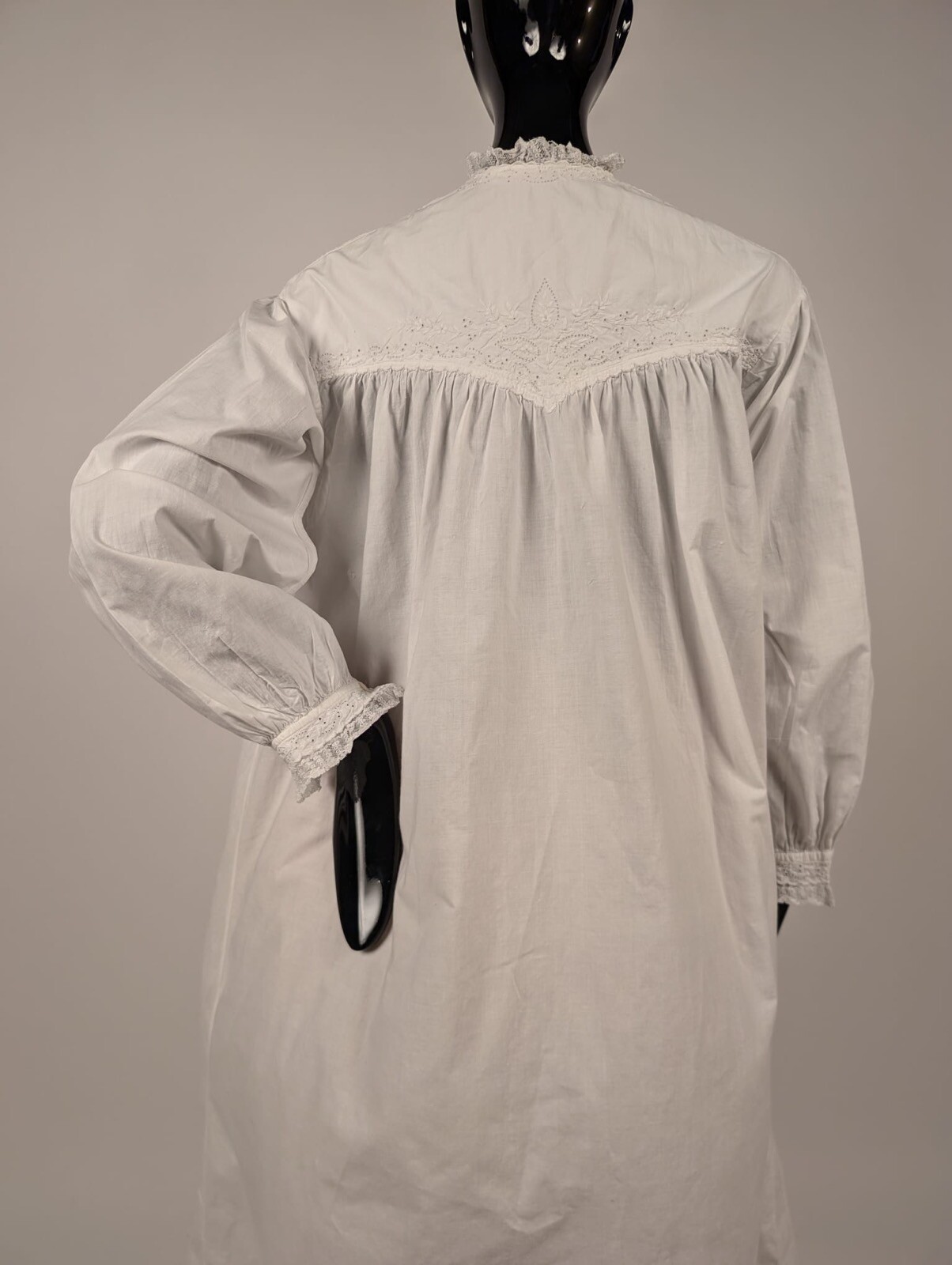 SWEET VICTORIAN 19TH WHITE WRAPPER DRESS W BOW + PAISLEY EYELET DETAILS