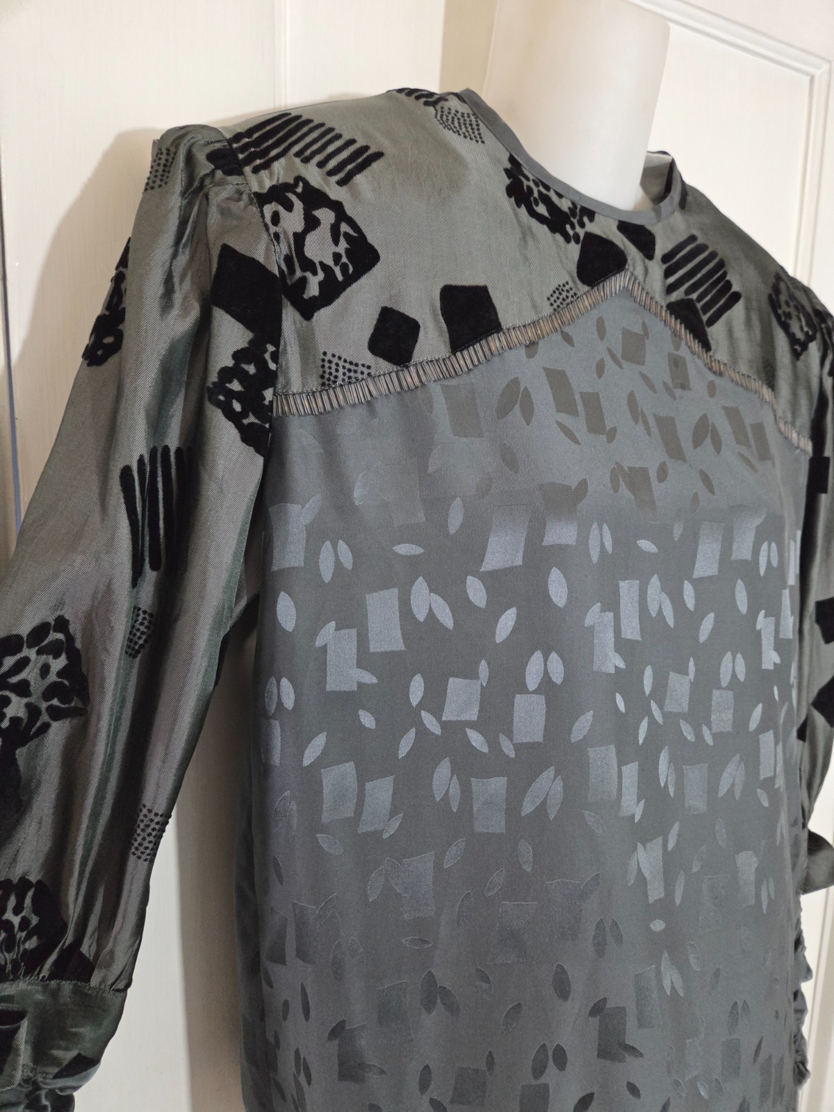 Vtg BELLINO Paris Mode 1980’s Gray Silk BLOUSE, Size 4, Beaded, Shoulder Pads