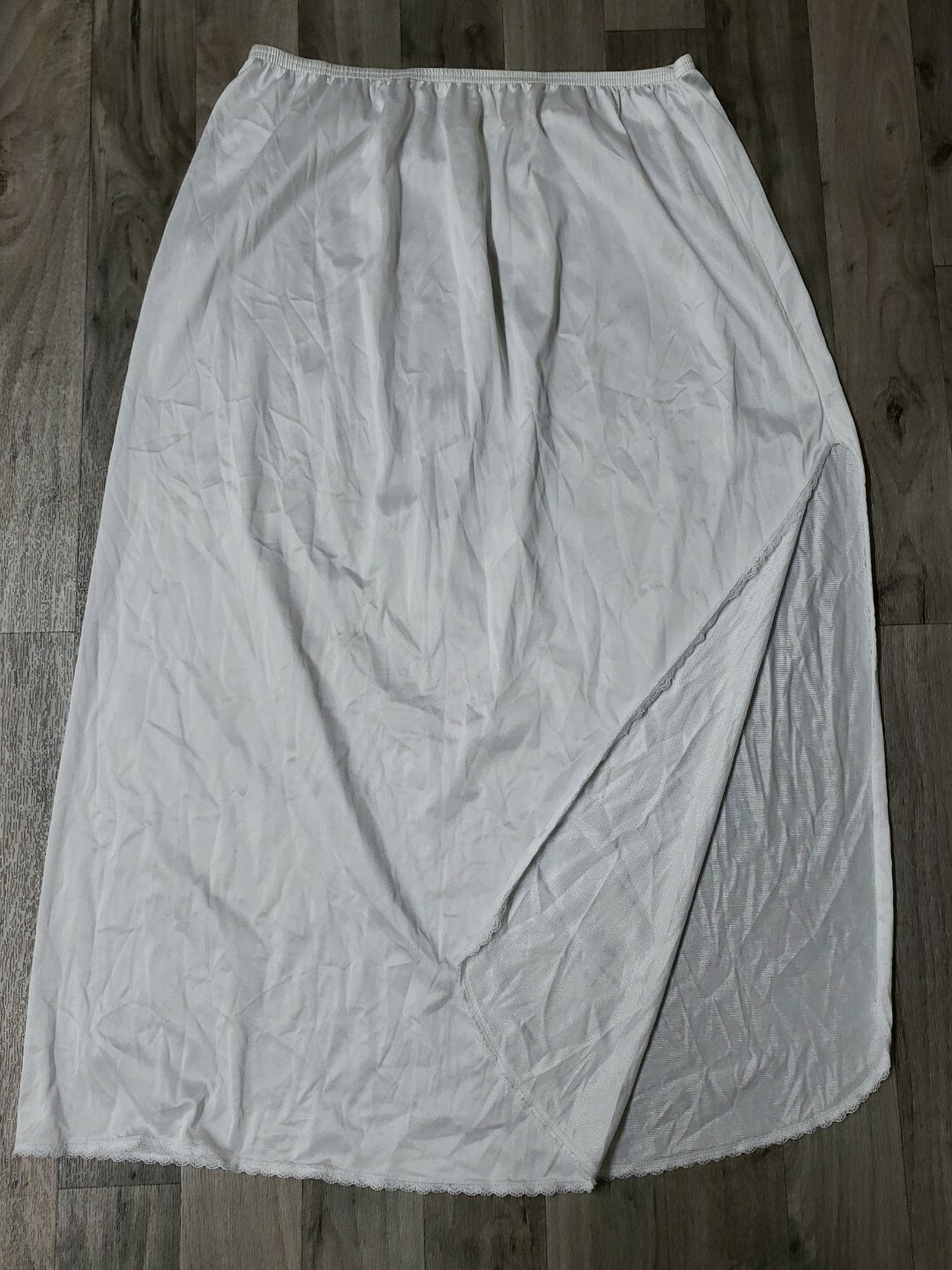 VASSARETTE – WHITE NYLON HALF SLIP W 19” SLIT – SIZE 32″ – L / 42 #11-122