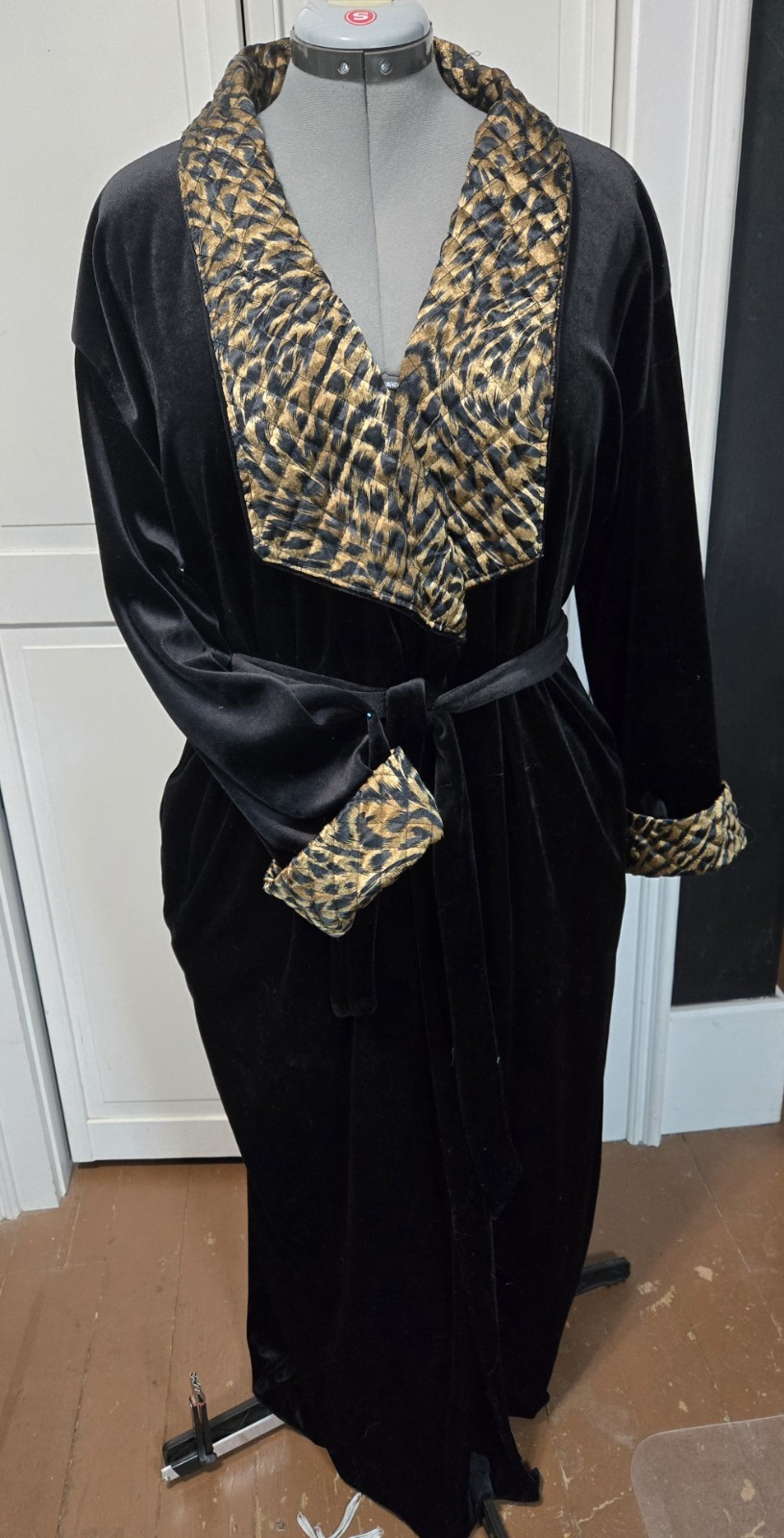 Vintage Black Velvet Robe W/ Cheetah Collar & Cuffs Medium SLINKY GLAMOROUS FUN