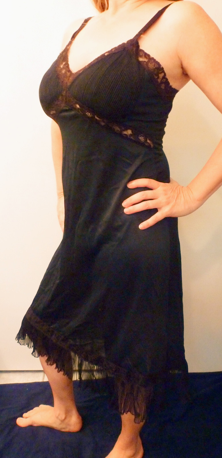 1950s GORGEOUS LAROS BLACK SEXY SATINY NYLON LACY OPERA PLEATS FULL SLIP 38 EVC