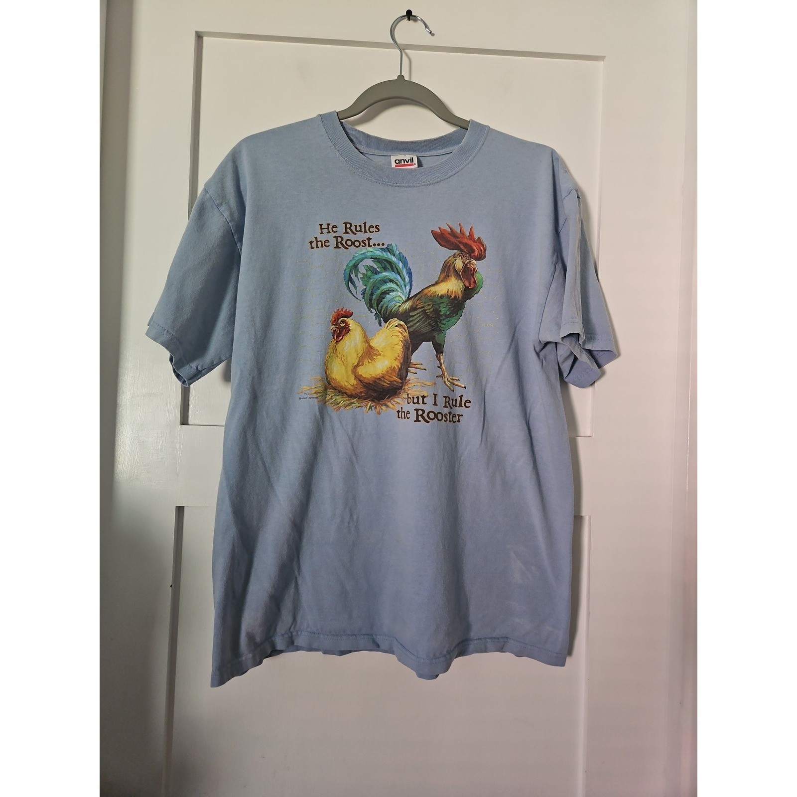 Vintage Anvil Rooster T-Shirt Light Blue Graphic Tee „He Rules the Roost” Large