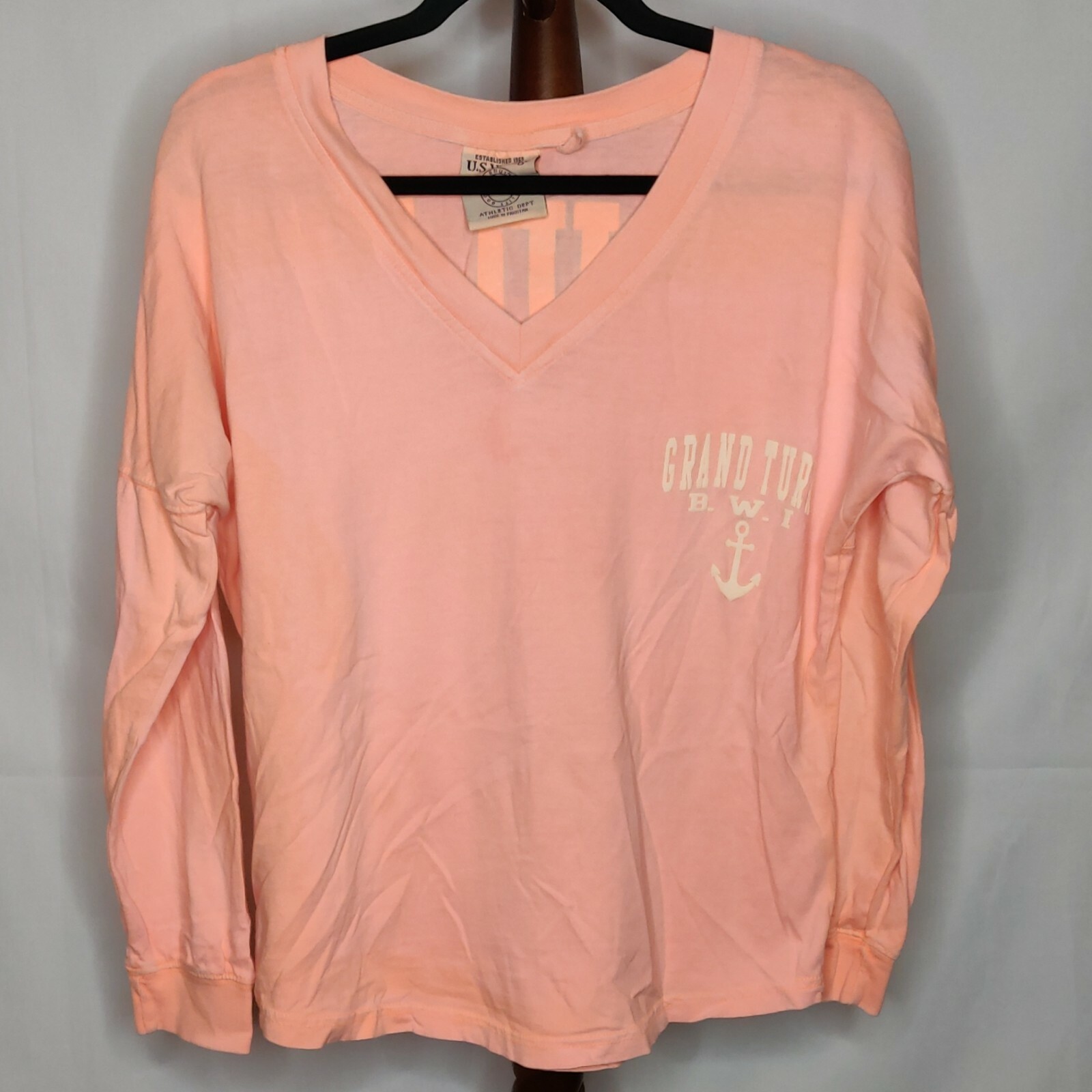 U.S. Vintage women’s M t-shirt peach v-neck long sleeves „Grand Turk VWI” logos