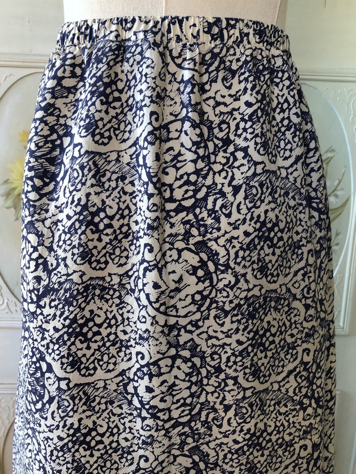 VTG DKNY CITY DONNA KARAN NEW YORK 100% SILK MIDI SKIRT CREAM NAVY XS EUC CLEAN