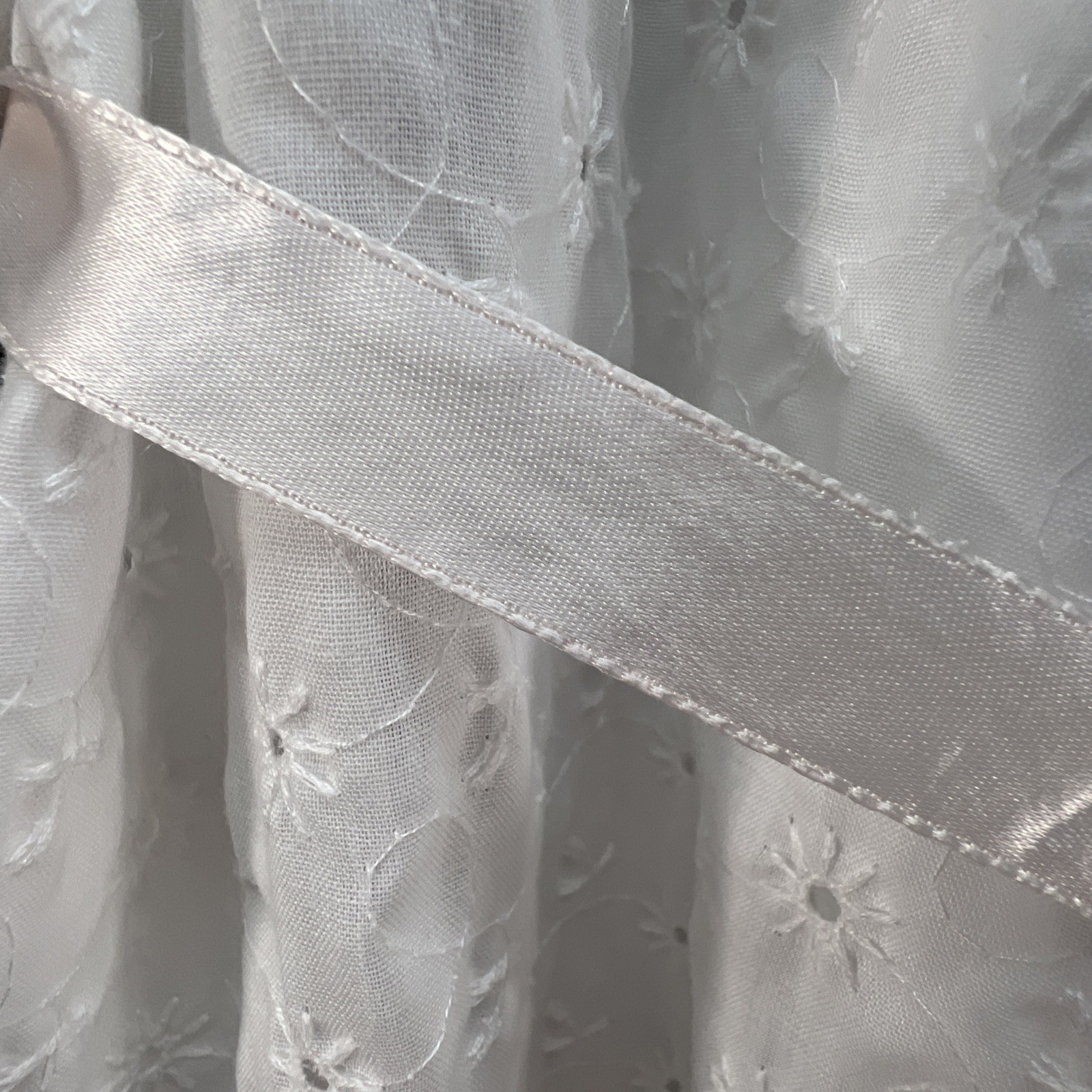 Night Flowers Vtg eyelet Tie Robe Women’s S Ruffled Collar Long Granny Core USA