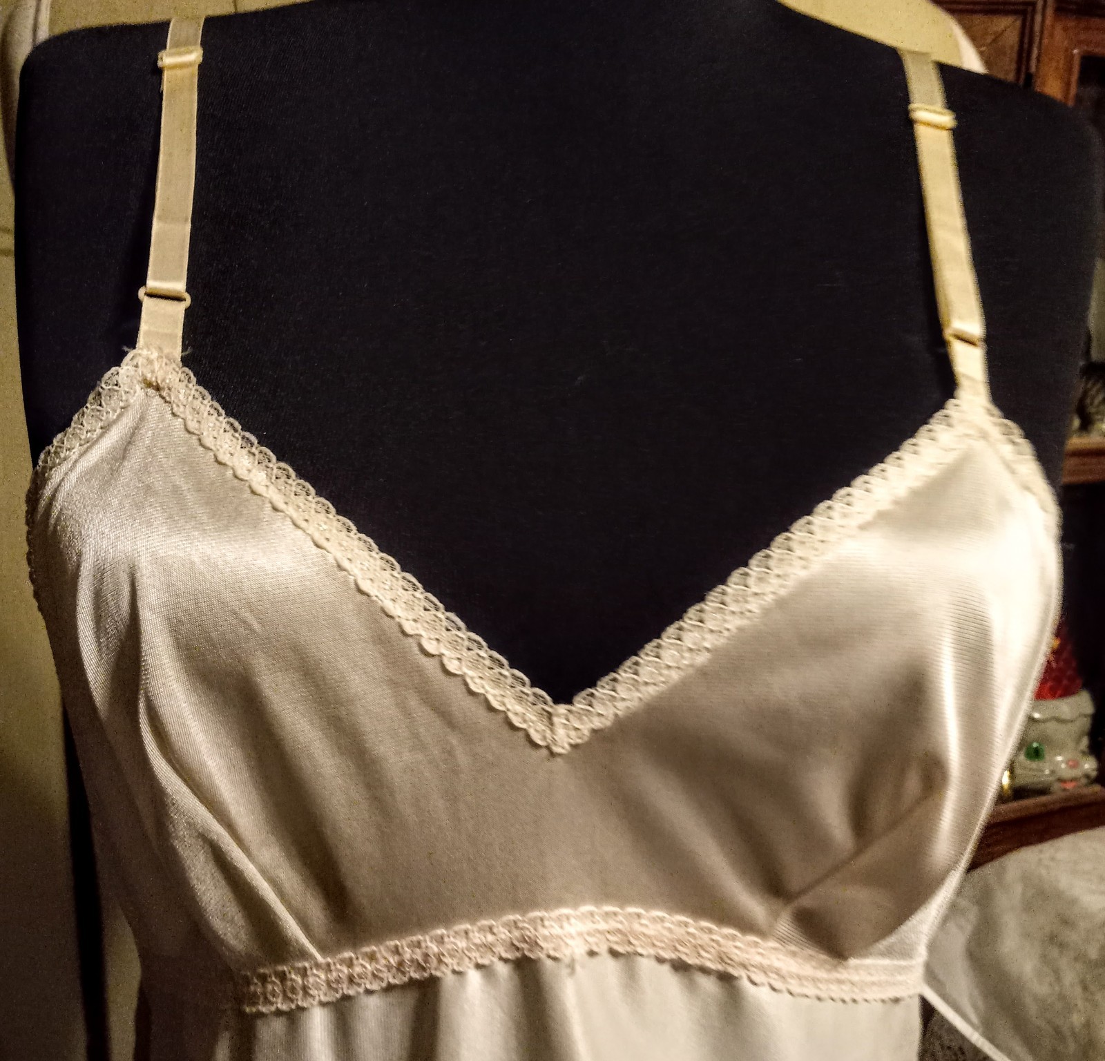 Vintage Lorraine size 34 beige ankle length sleek full slip with „snip-it” hem