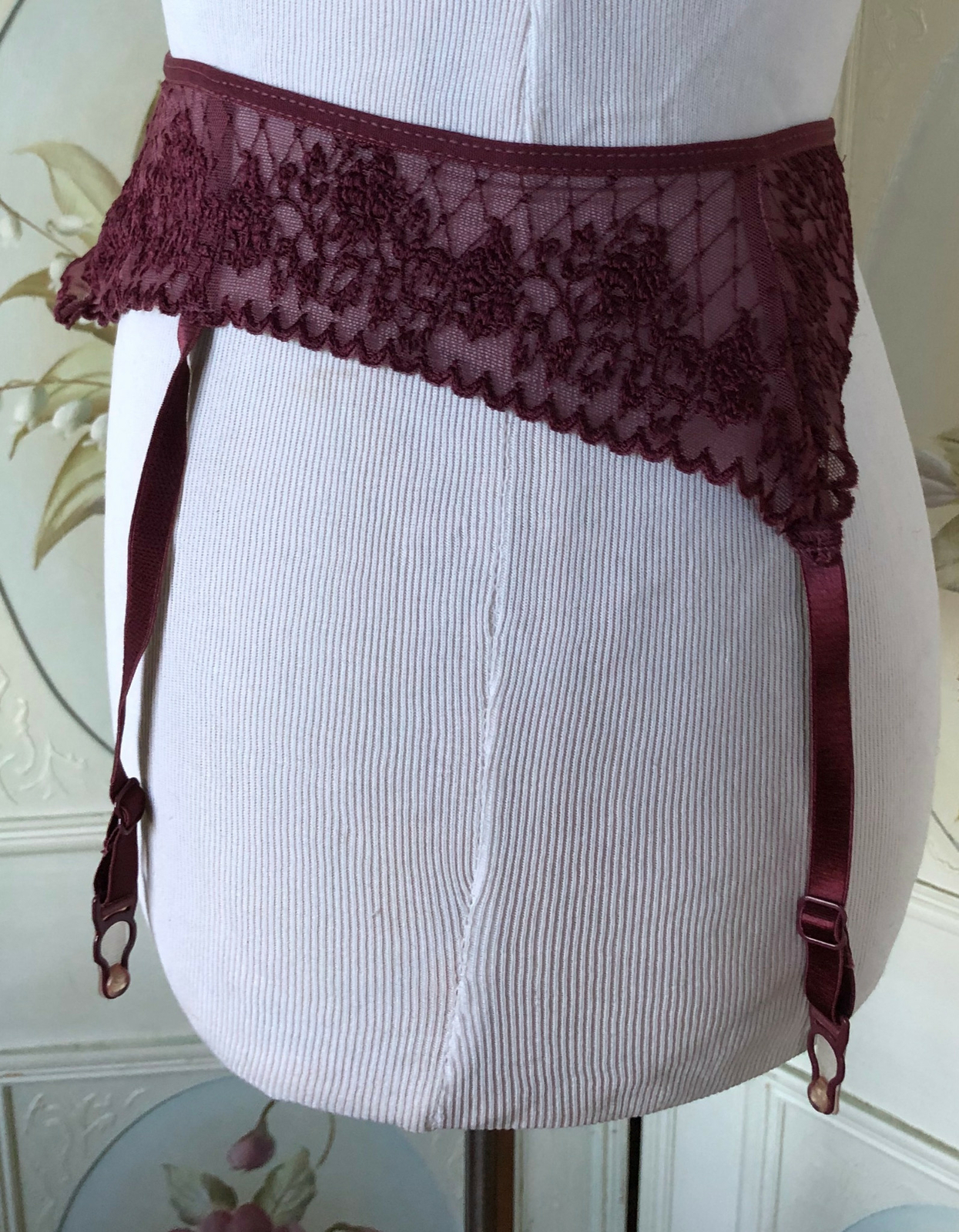 VTG NOS VICTORIA’S SECRET NWT GARTER BELT MAGENTA RED PINK LACE MESH FLORAL S
