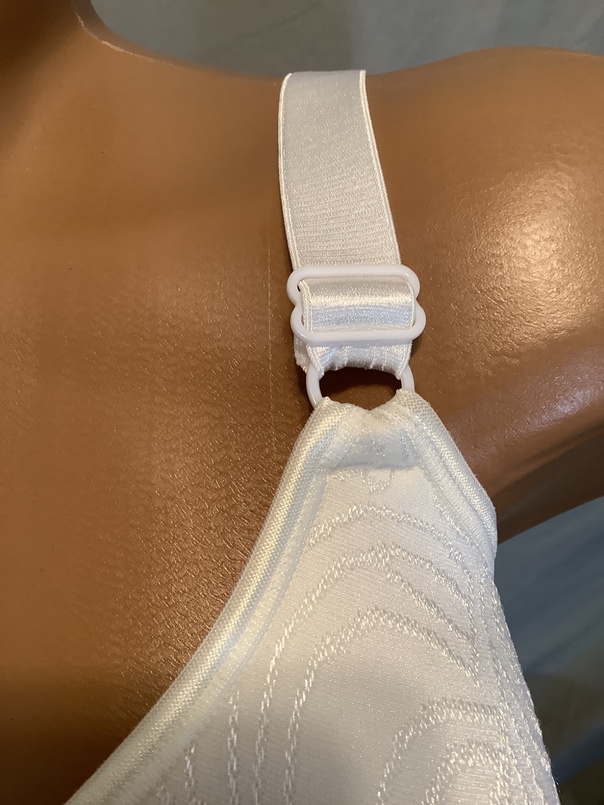 Women’s Bali White Underwire Front Closure Padded Adjustable Strap Bra 42 D