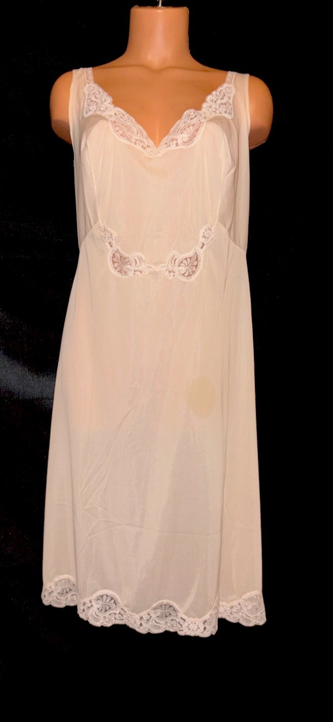 2X XL 46 Vintage Italian Nylon Chantilly Lace Full Slip Nude