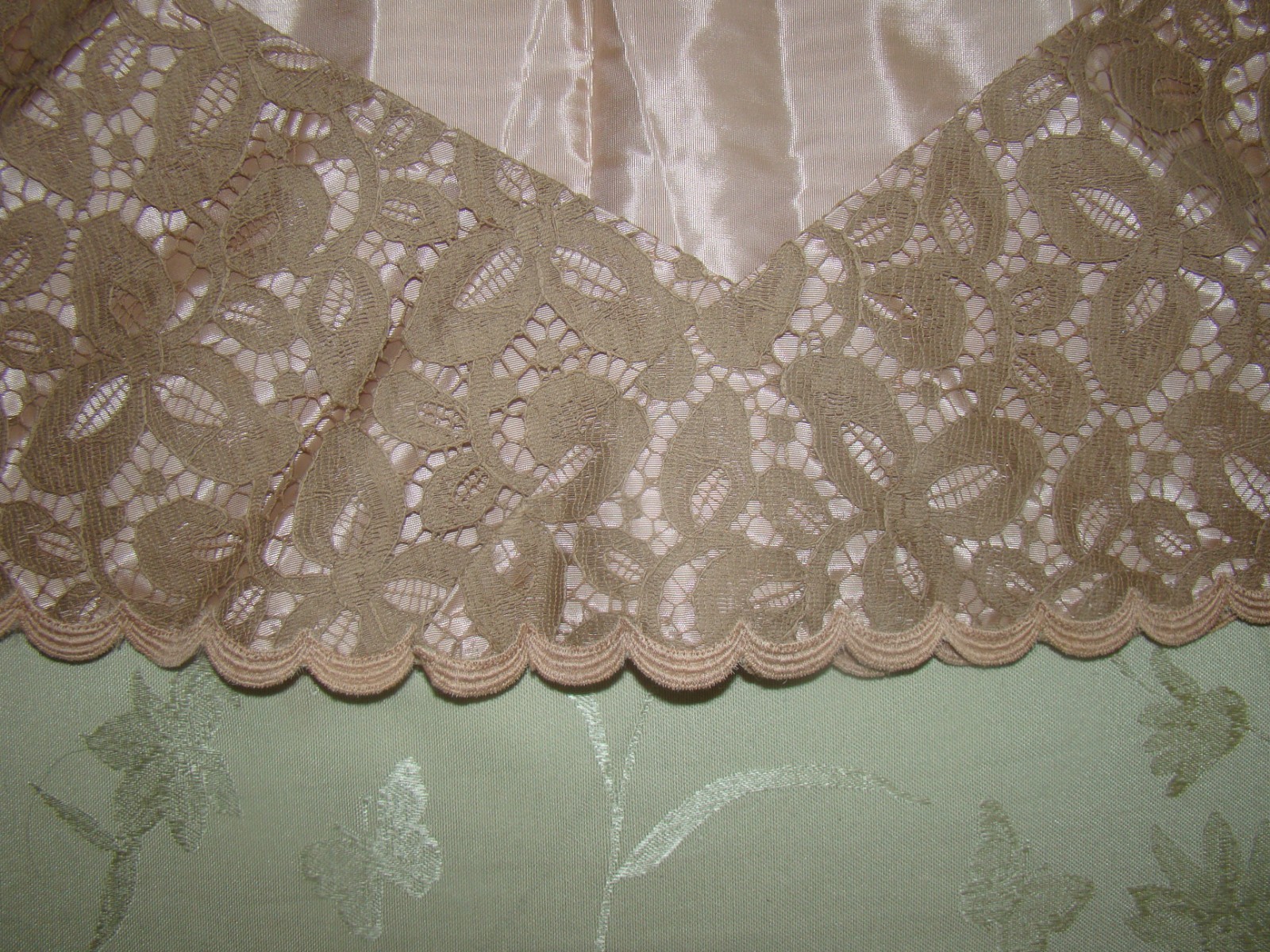 RARE MID CENTURY CUSTOM DETACHABLE CAFE AU LAIT FABRIC LACE COLLAR STOLE CAPE