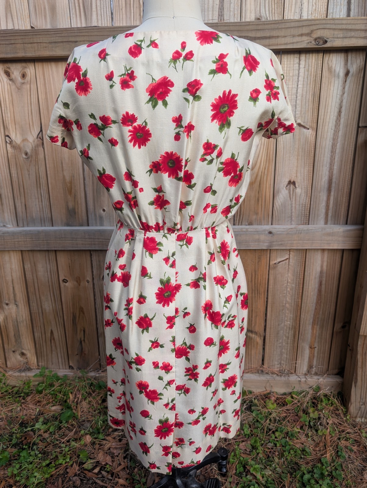 1950s 1960s Day Dress Red Floral Silky Fabric Covered Buttons Straight Skirt S/M