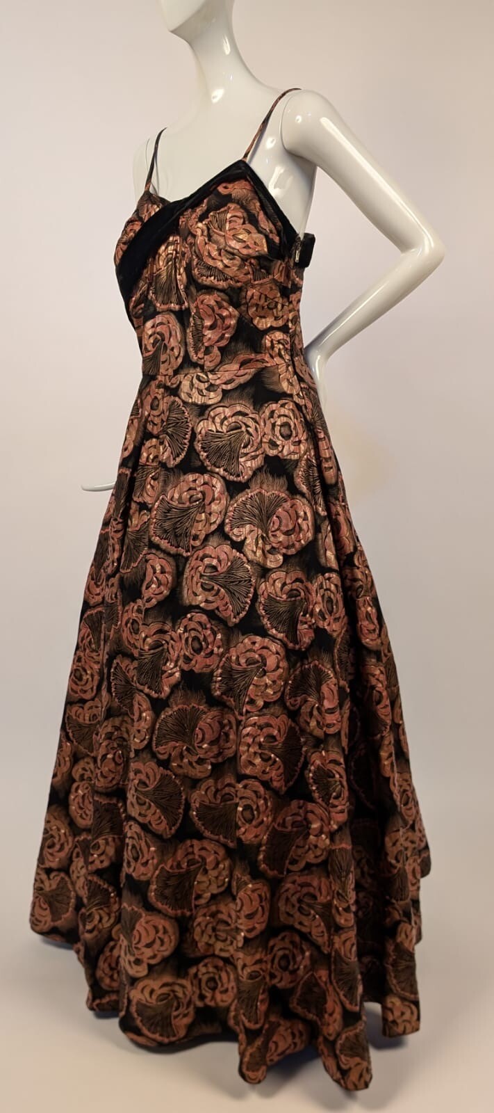 MOST ELEGANT 1940’S SALMON + METALLIC GOLD EMBOSSED CHINTZ LONG DRESS W VELVET 