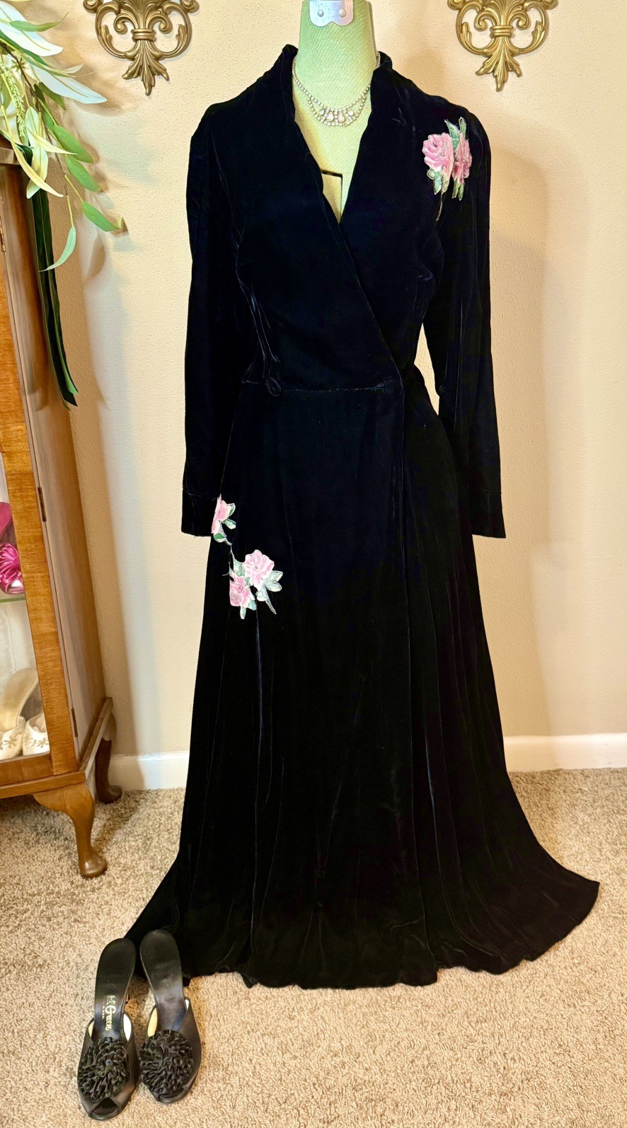 Vintage 1950s Black Velvet Dressing Gown robe With Rose appliqués beautiful