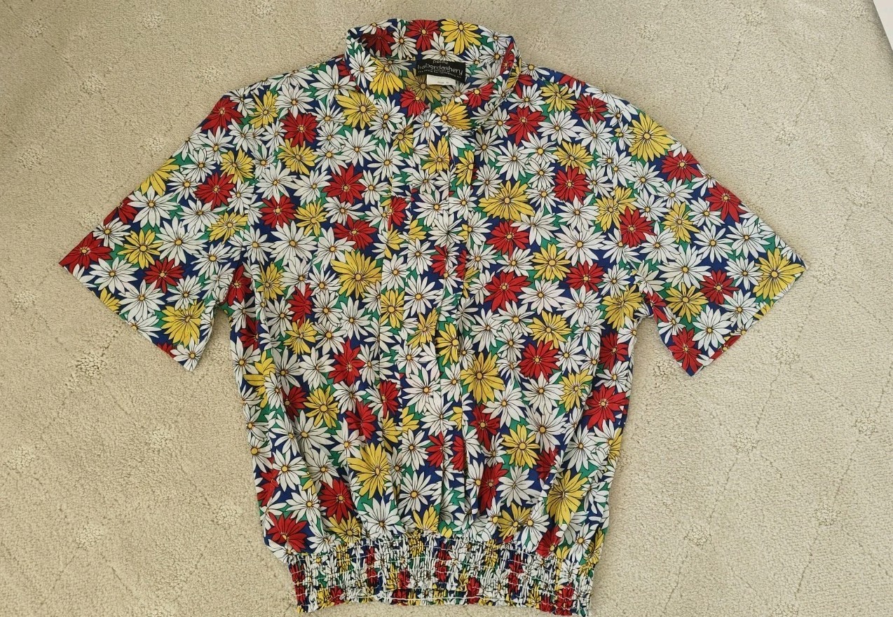Vintage Moda International Navy Short Shorts & Bright Daisy Blouse Top Outfit