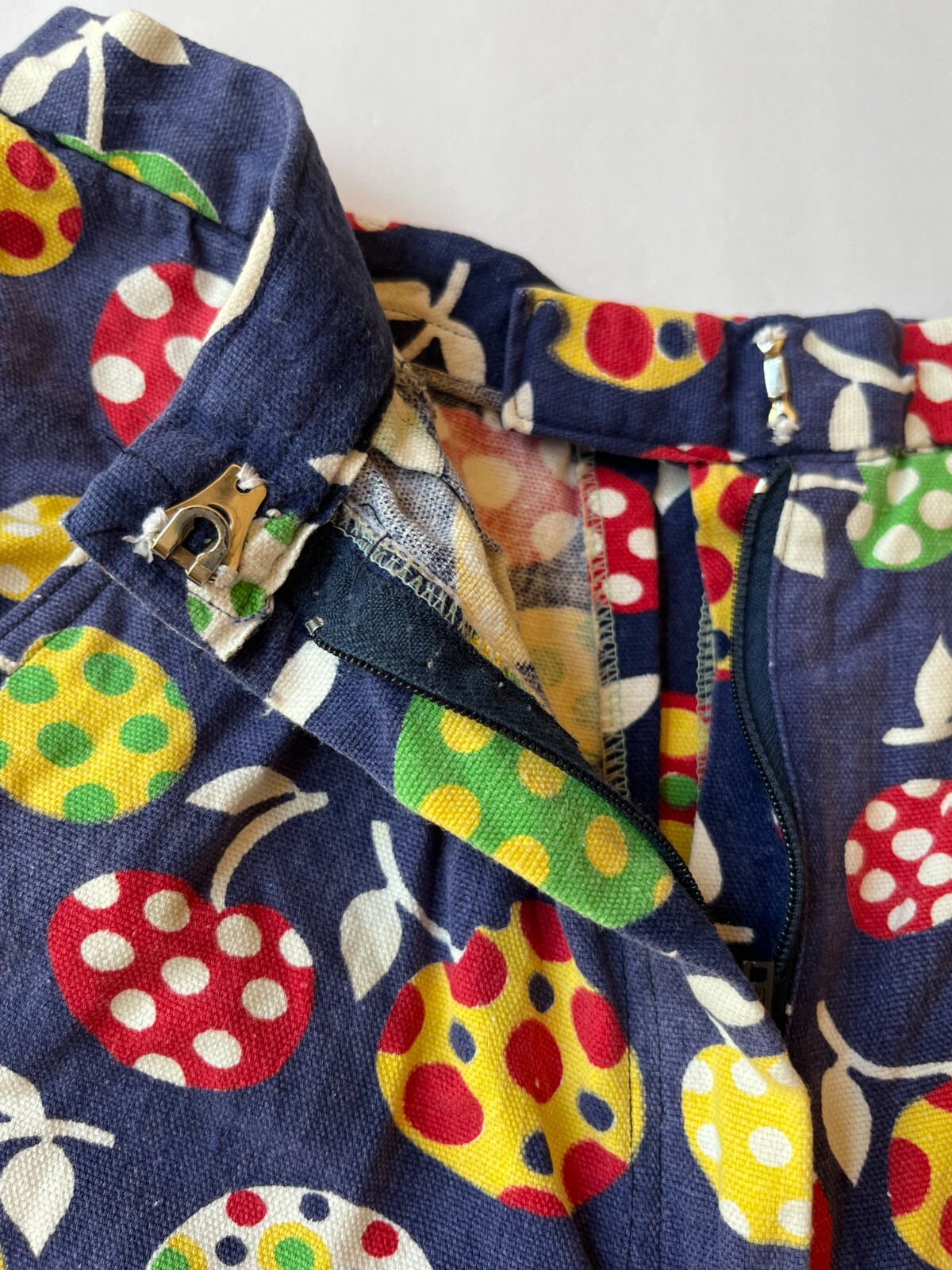 Vintage Womens Shorts Size Small Groovy 1970s Polka Dot Fruit High Waisted Blue