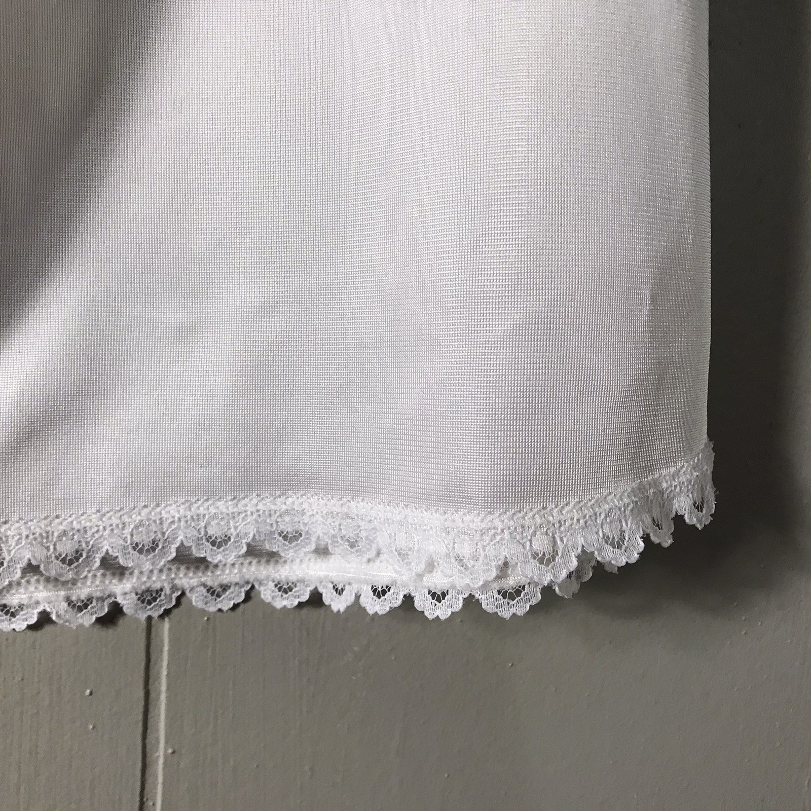 VINTAGE WARNER’S PERFECT MEASURE WHITE HALF SLIP 100% NYLON SIZE MEDIUM