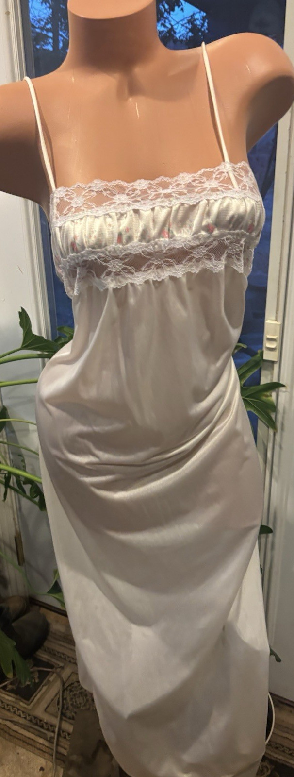 Vtg SILKY SOFT LONG FLORAL LACE RUFFLE GOWN NIGHTIE NIGHTGOWN