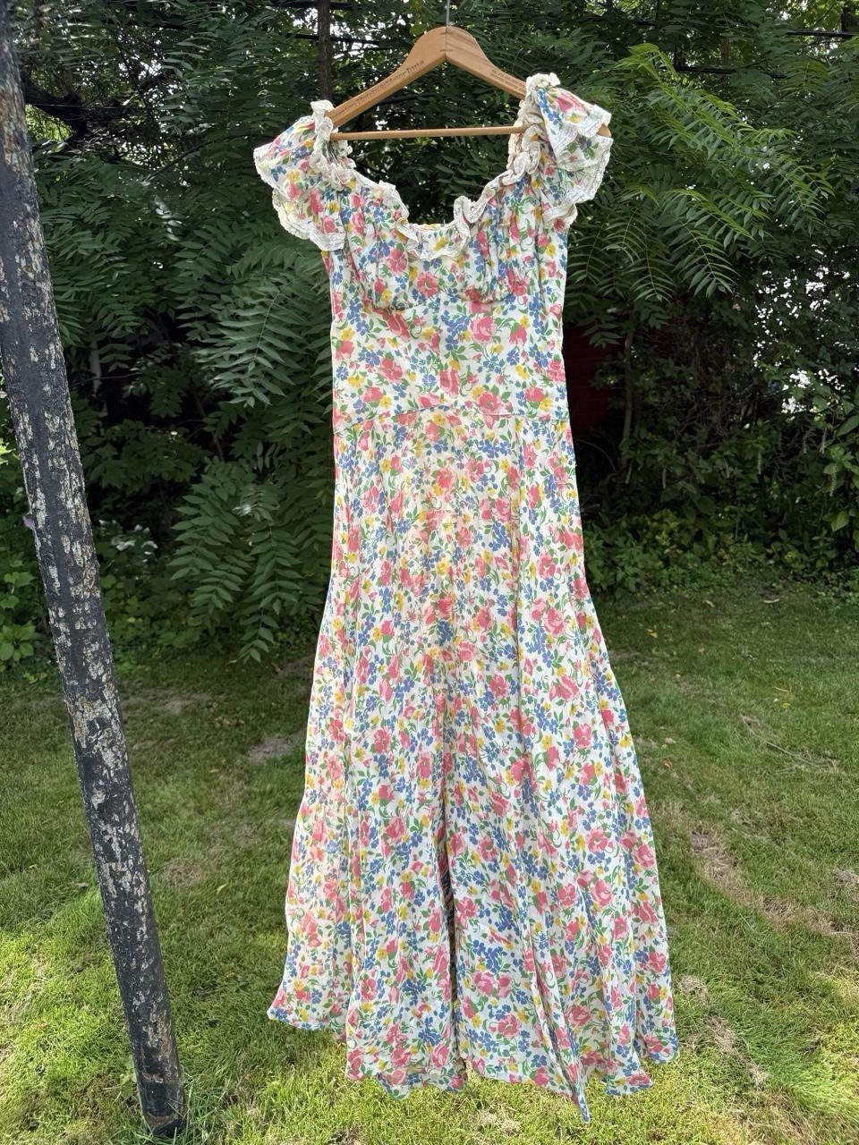 1930s Beautiful Floral Gown With Lace Trim