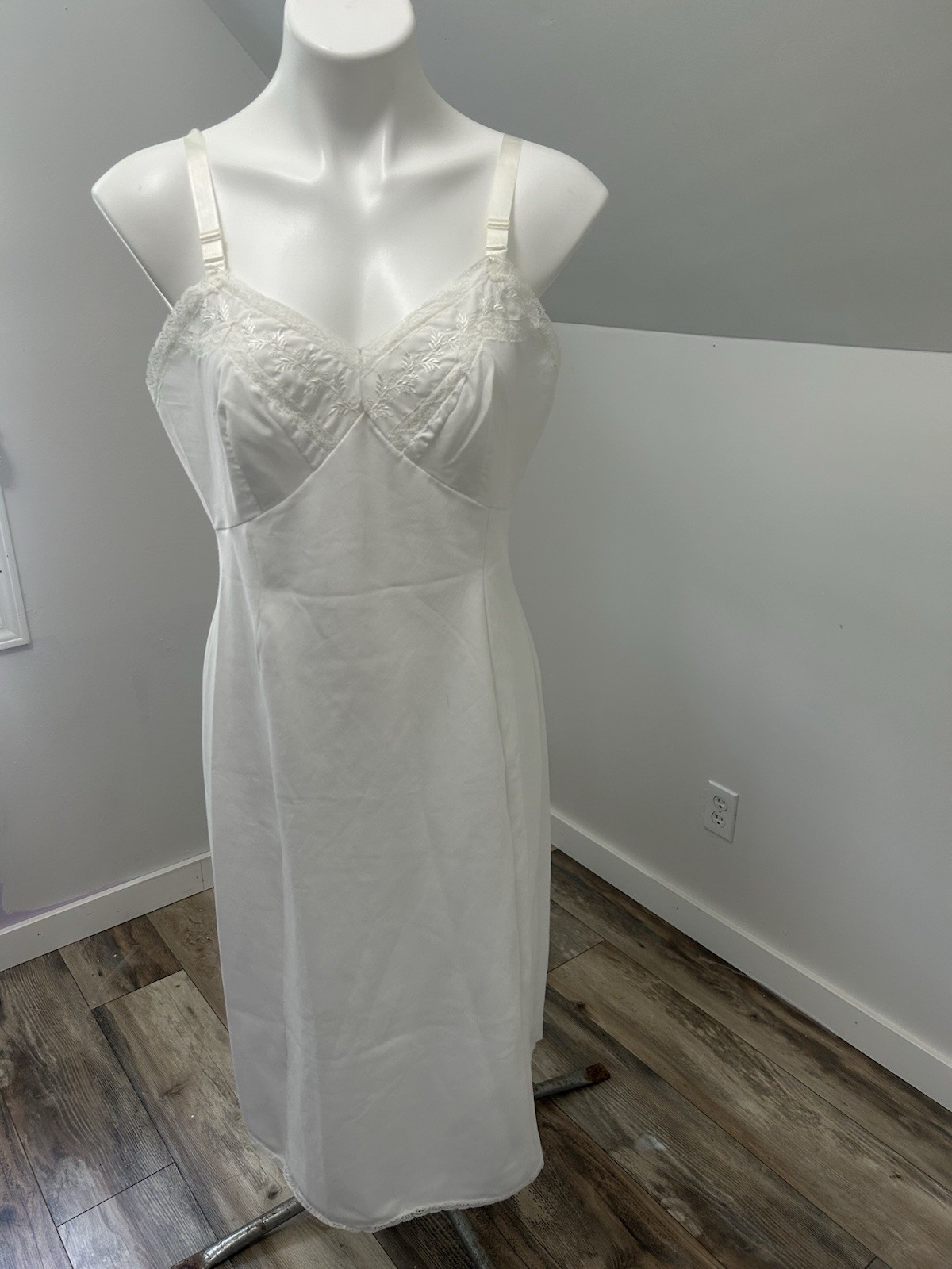 Vintage Wonder Maid Nightgown White Lace Delicate Romantic Cottagecore 36/Large