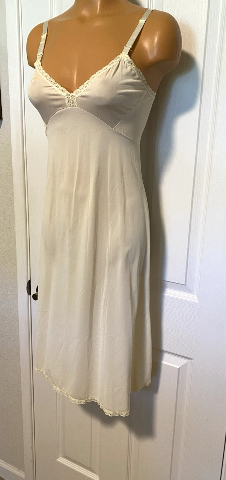 VTG 1960’s SHADOWLINE IVORY W/ SIMPLE LACE TRIM FULL SLIP SZ 32-TALL
