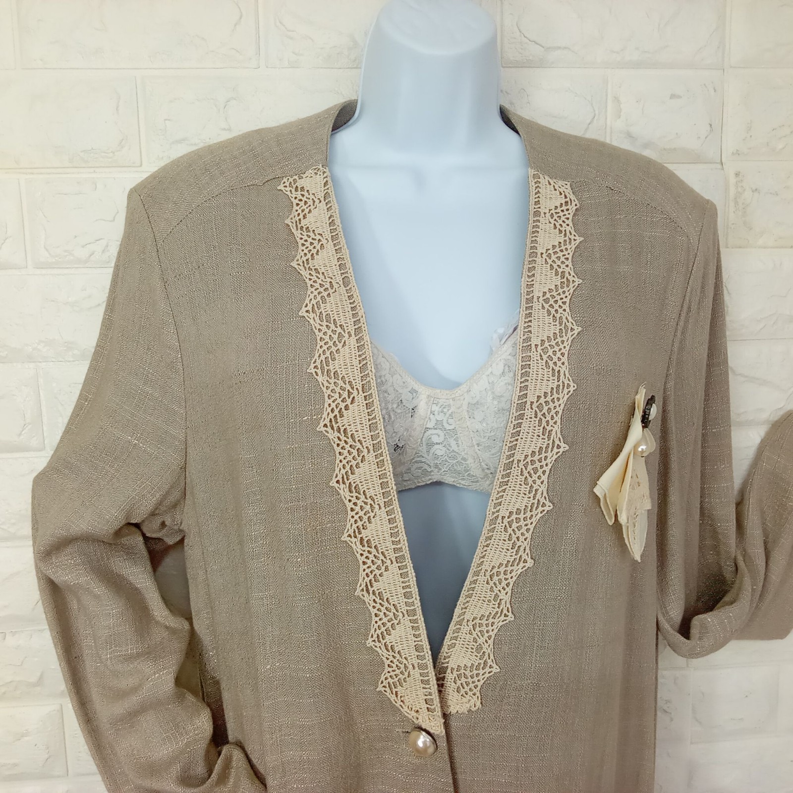 Vintage ’80s Domestic USA Rayon/Flax Blazer Jacket Shoulderpads Lace Brooch (10)
