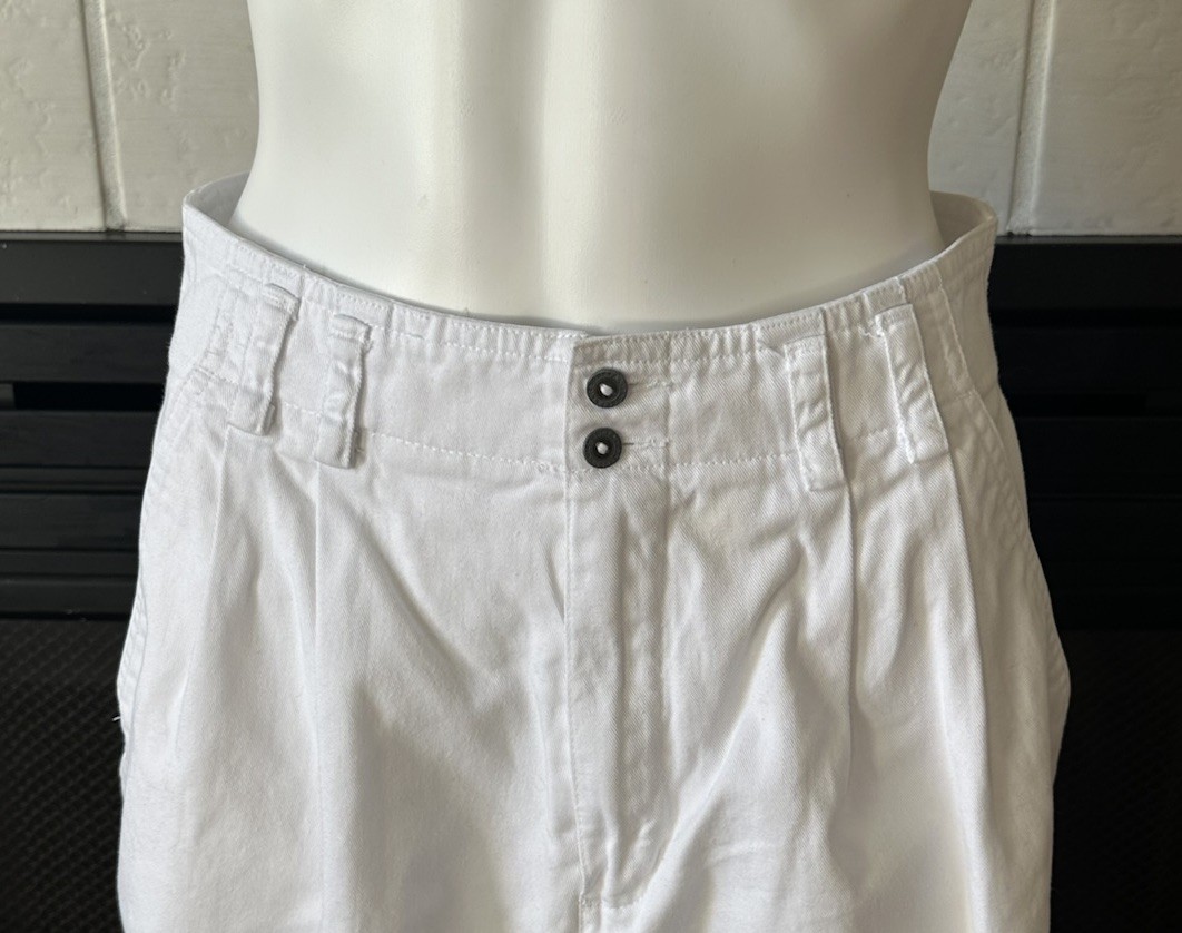 Vtg Liz Sport 80-90’s White Shorts Size 8 Waist 28” Seam To Seam 14”